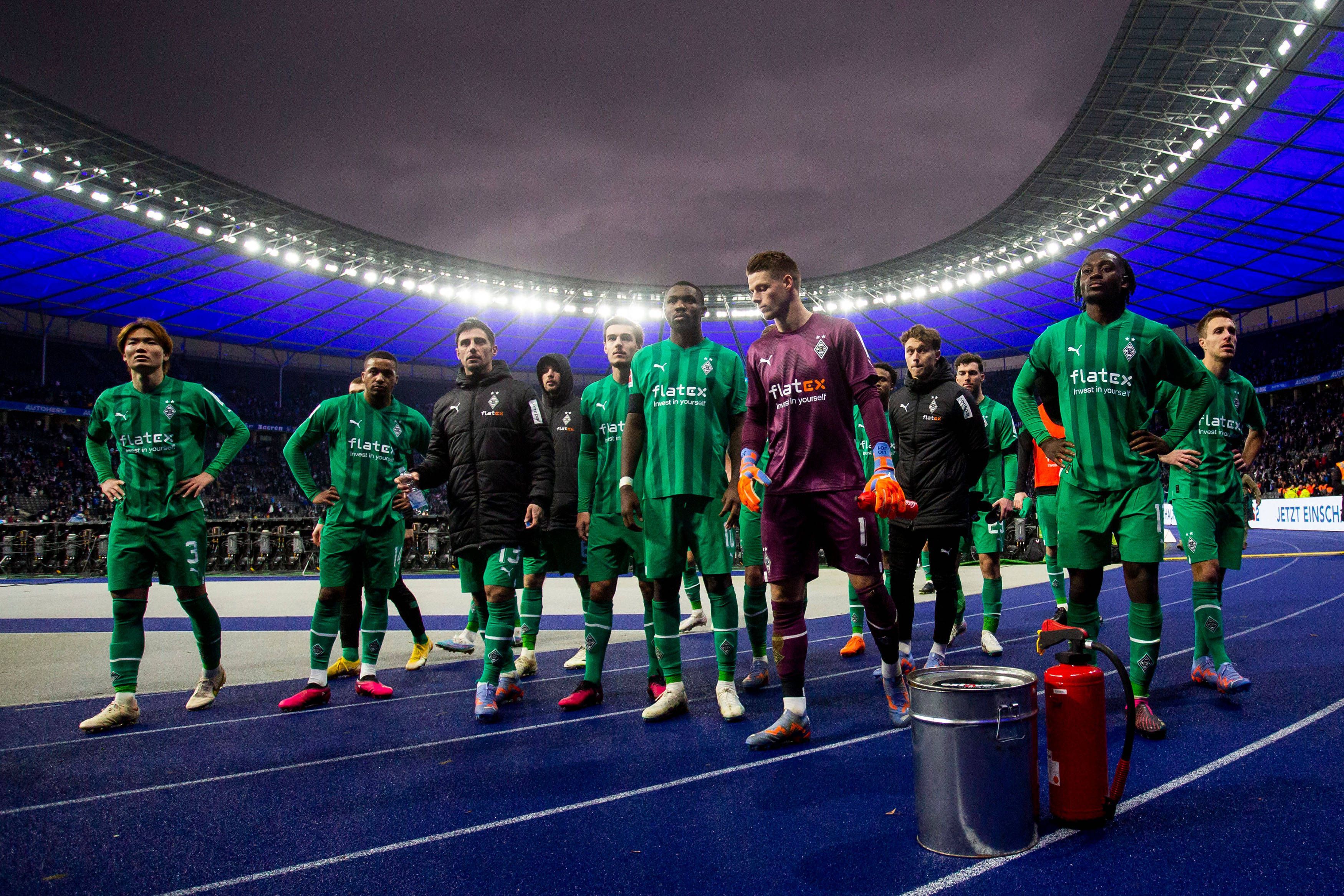 Die Spieler von Borussia Mönchengladbach sind nach der 1:4-Niederlage bei Hertha BSC am 12. Februar 2023 enttäuscht. Ko Itakura, Alassane Plea, Lars Stindl, Christoph Kramer, Florian Neuhaus, Marcus Thuram, Jonas Omlin, Jan Olschowsky, Manu Koné und Patrick Herrmann (v. l. n. r.) stehen vor der Gästekurve im Olympiastadion.