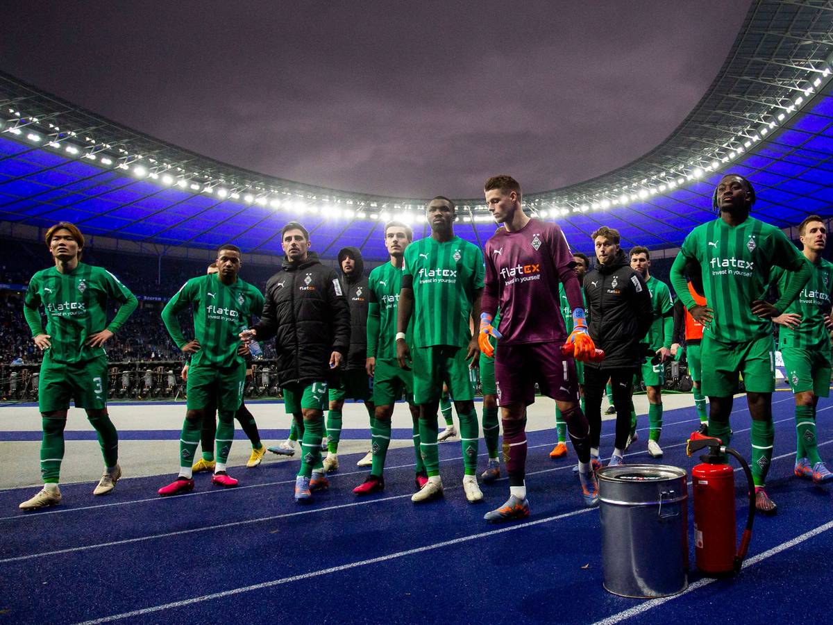 Die Spieler von Borussia Mönchengladbach sind nach der 1:4-Niederlage bei Hertha BSC am 12. Februar 2023 enttäuscht. Ko Itakura, Alassane Plea, Lars Stindl, Christoph Kramer, Florian Neuhaus, Marcus Thuram, Jonas Omlin, Jan Olschowsky, Manu Koné und Patrick Herrmann (v. l. n. r.) stehen vor der Gästekurve im Olympiastadion.