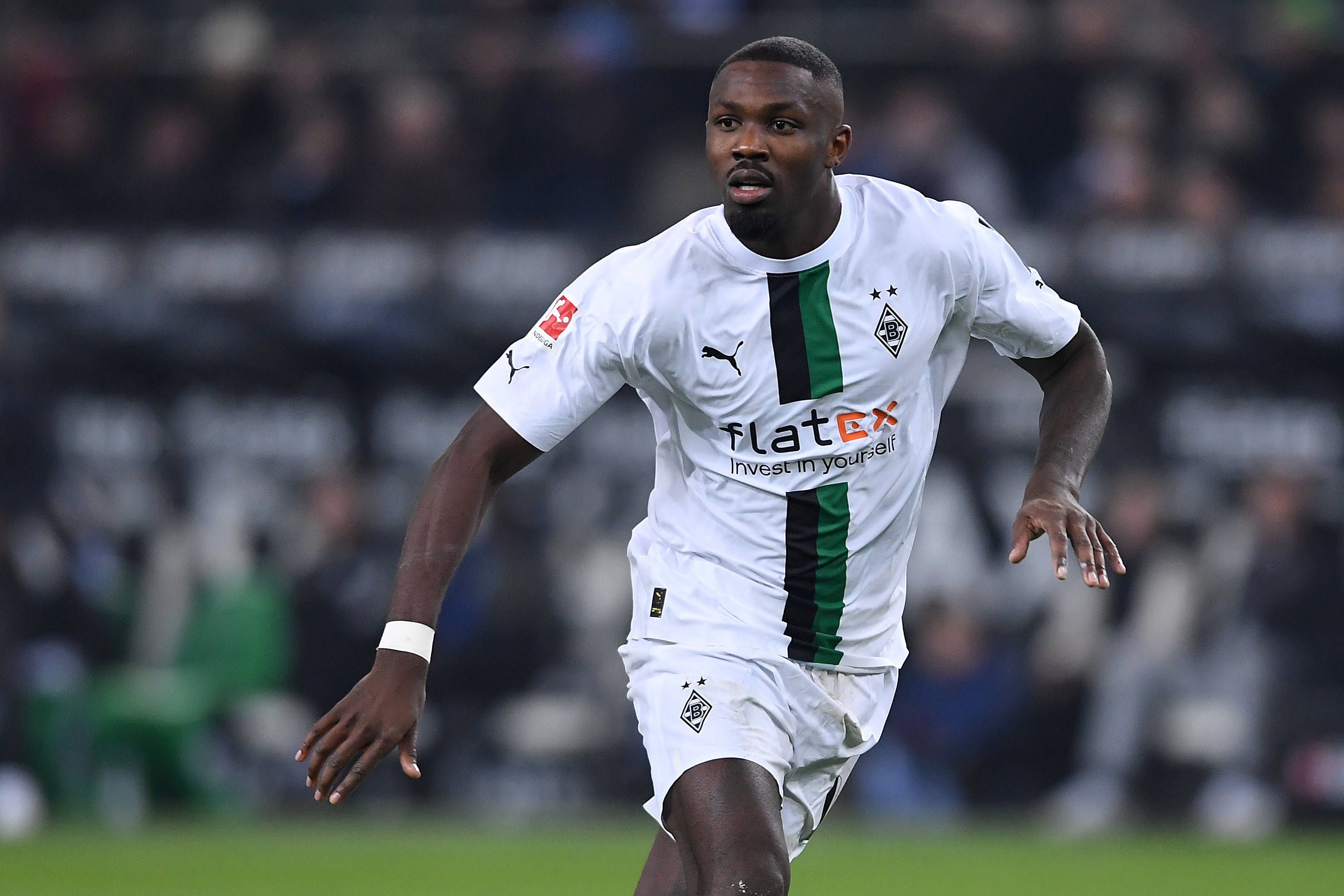 Marcus Thuram schaut im Spiel von Borussia Mönchengladbach gegen den FC Schalke 04 am 4. Februar 2023 nach vorne. Der Franzose trägt das weiße Gladbach-Heimtrikot.