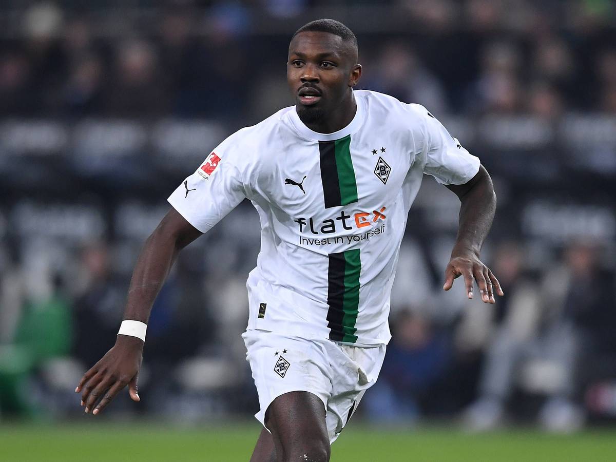 Marcus Thuram schaut im Spiel von Borussia Mönchengladbach gegen den FC Schalke 04 am 4. Februar 2023 nach vorne. Der Franzose trägt das weiße Gladbach-Heimtrikot.