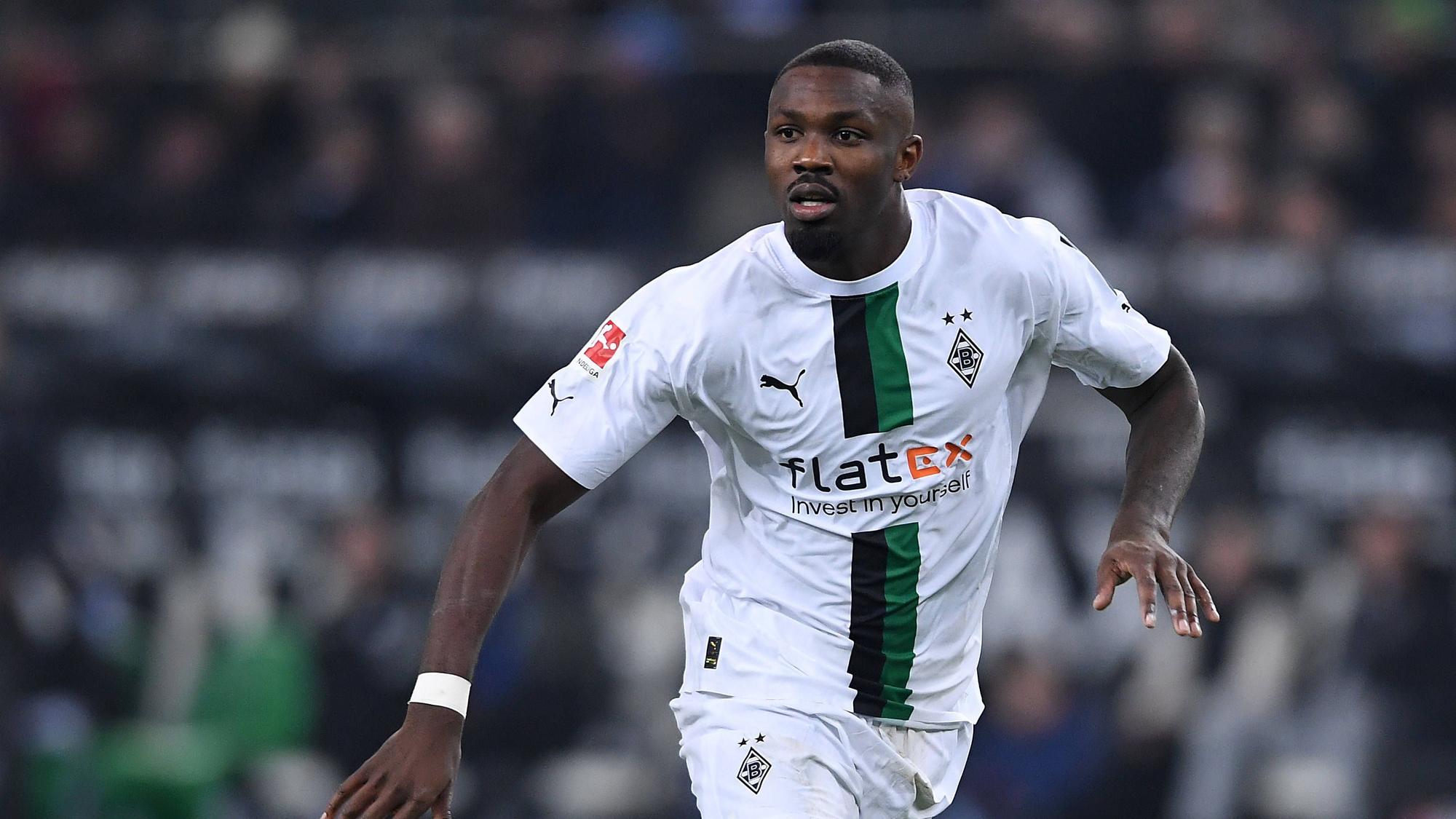 Marcus Thuram schaut im Spiel von Borussia Mönchengladbach gegen den FC Schalke 04 am 4. Februar 2023 nach vorne. Der Franzose trägt das weiße Gladbach-Heimtrikot.