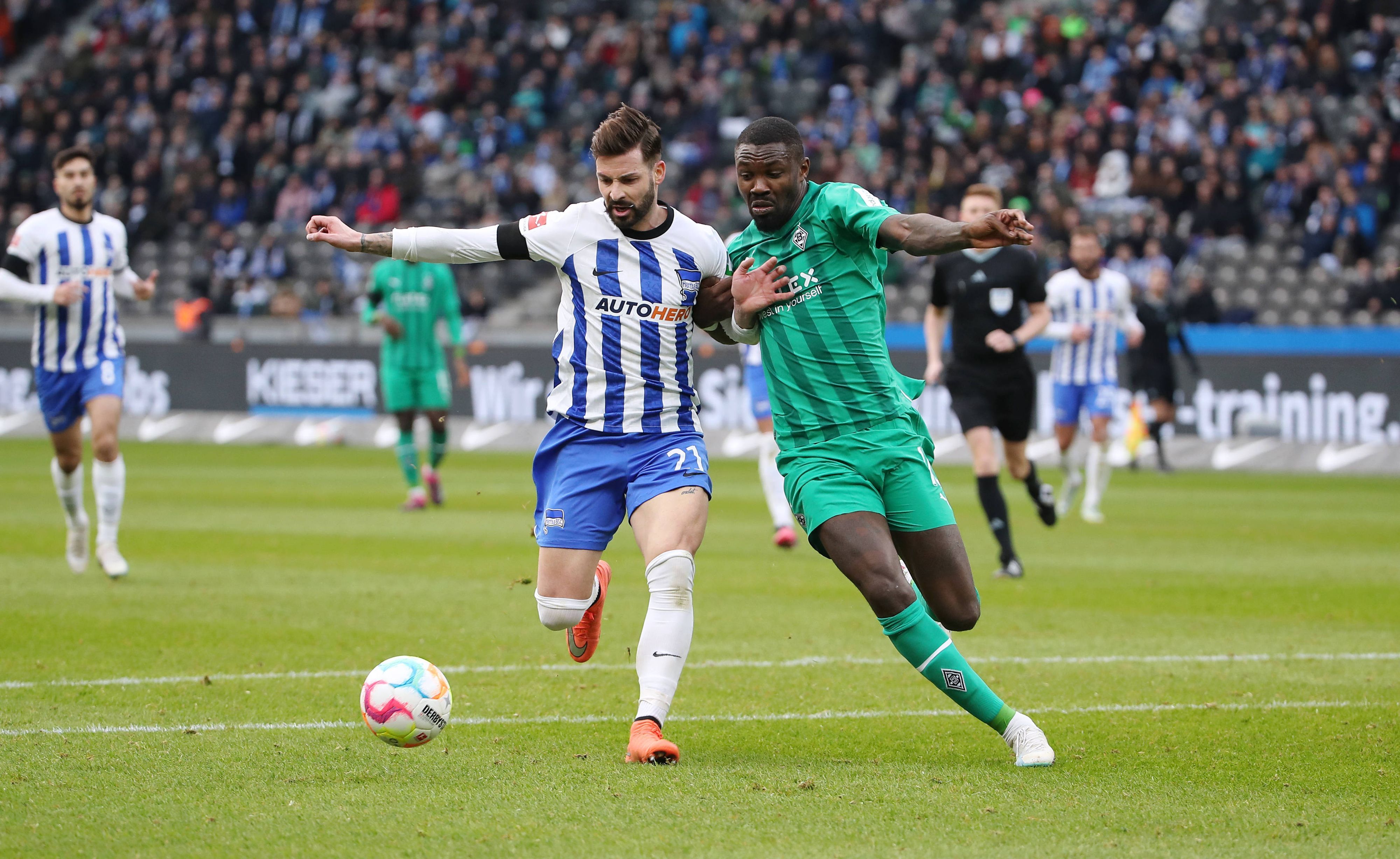 Marcus Thuram (r.) von Borussia Mönchengladbach am 12. Feburar 2023 im Zweikampf mit Marvin Plattenhardt von Hertha BSC.