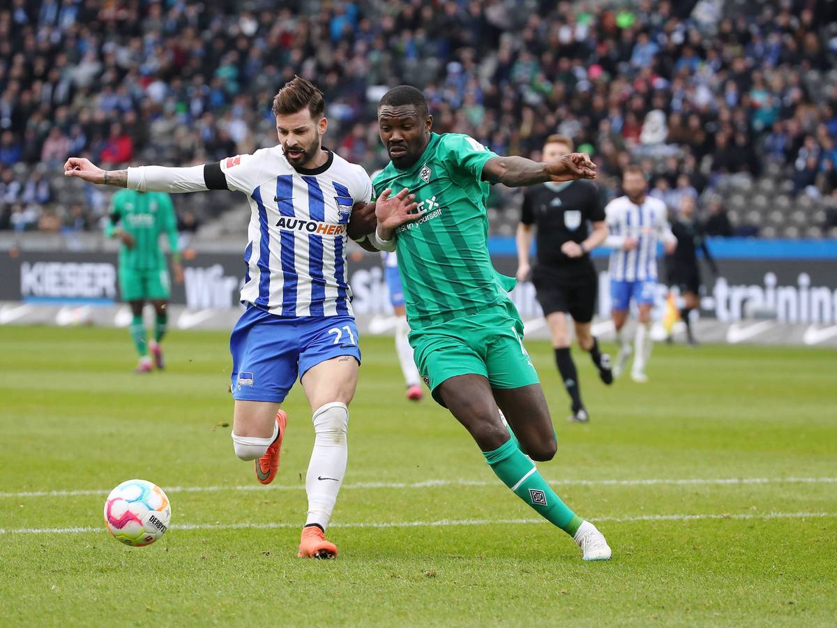 Marcus Thuram (r.) von Borussia Mönchengladbach am 12. Feburar 2023 im Zweikampf mit Marvin Plattenhardt von Hertha BSC.