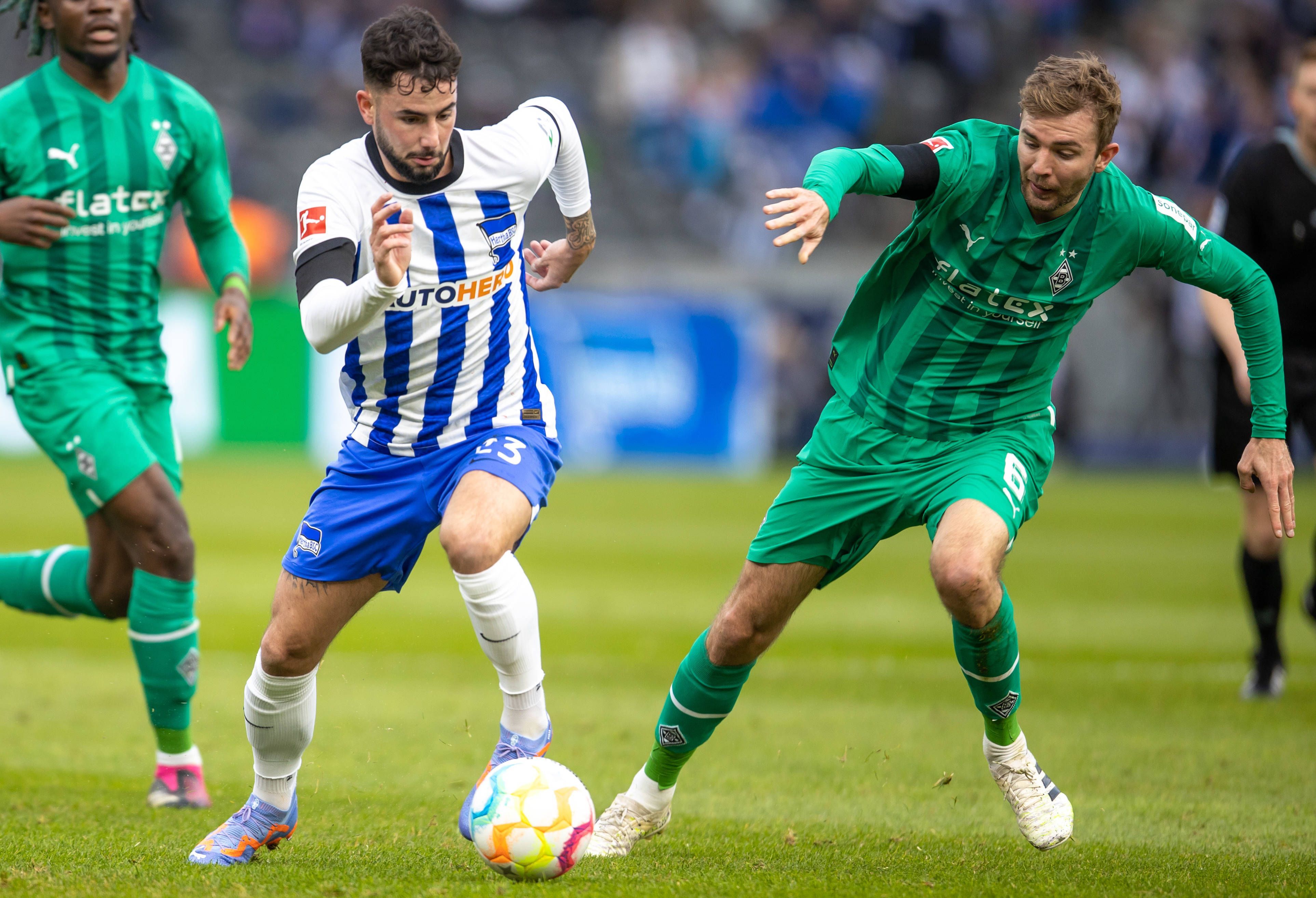 Borussia Mönchengladbach hat am Sonntag (12. Februar 2023) 1:4 bei Hertha BSC verloren. Das Foto zeigt Gladbachs Christoph Kramer (r.) im Zweikampf mit Berlins Marco Richter (l.)