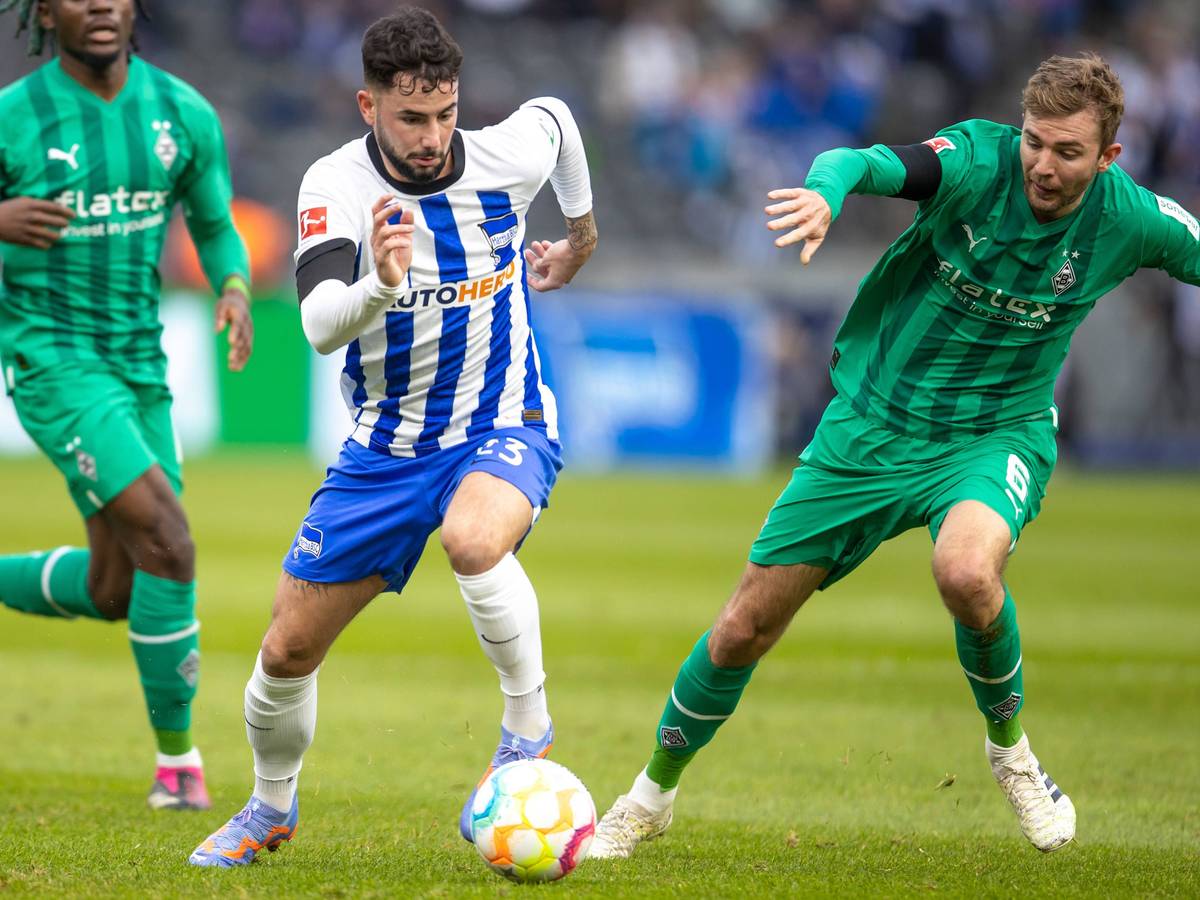 Borussia Mönchengladbach hat am Sonntag (12. Februar 2023) 1:4 bei Hertha BSC verloren. Das Foto zeigt Gladbachs Christoph Kramer (r.) im Zweikampf mit Berlins Marco Richter (l.)