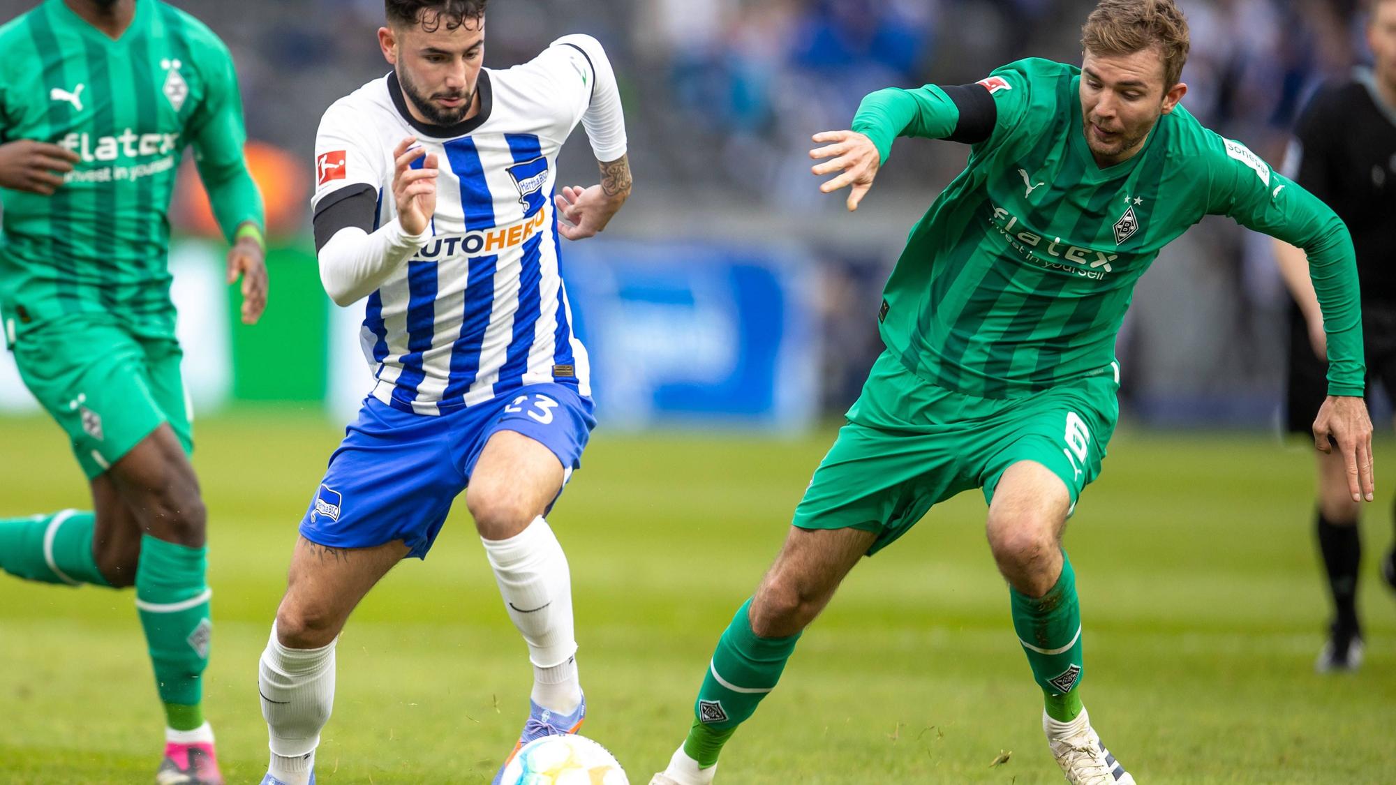 Borussia Mönchengladbach hat am Sonntag (12. Februar 2023) 1:4 bei Hertha BSC verloren. Das Foto zeigt Gladbachs Christoph Kramer (r.) im Zweikampf mit Berlins Marco Richter (l.)