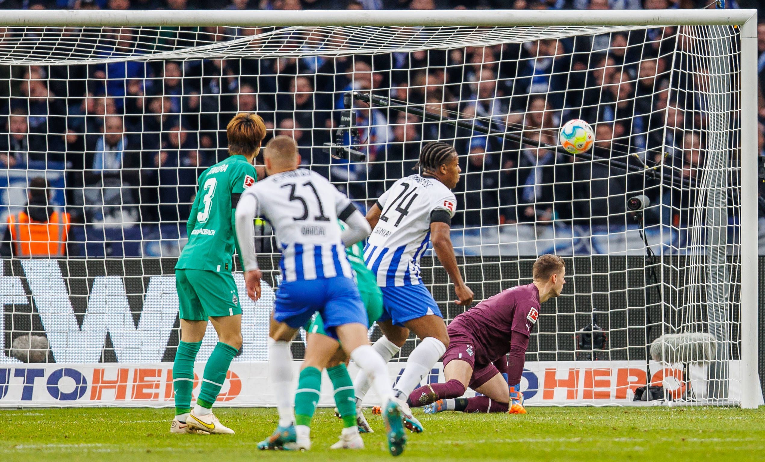 Borussia Mönchengladbach hat am Sonntag (12. Februar 2023) 1:4 bei Hertha BSC verloren. Das Foto zeigt die Fohlen bei der Entstehung des zwischenzeitlichen 2:1 der Berliner.