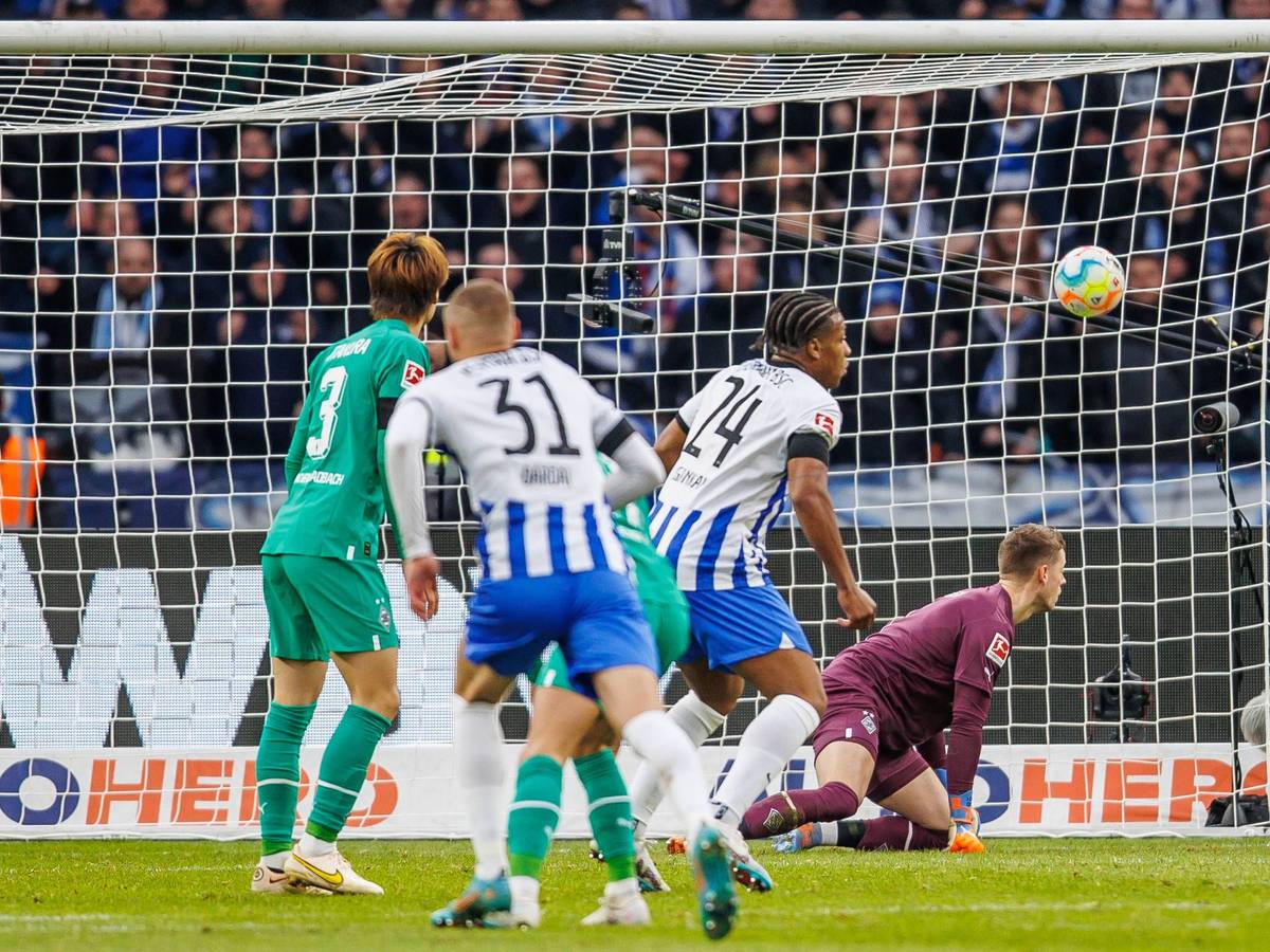 Borussia Mönchengladbach hat am Sonntag (12. Februar 2023) 1:4 bei Hertha BSC verloren. Das Foto zeigt die Fohlen bei der Entstehung des zwischenzeitlichen 2:1 der Berliner.