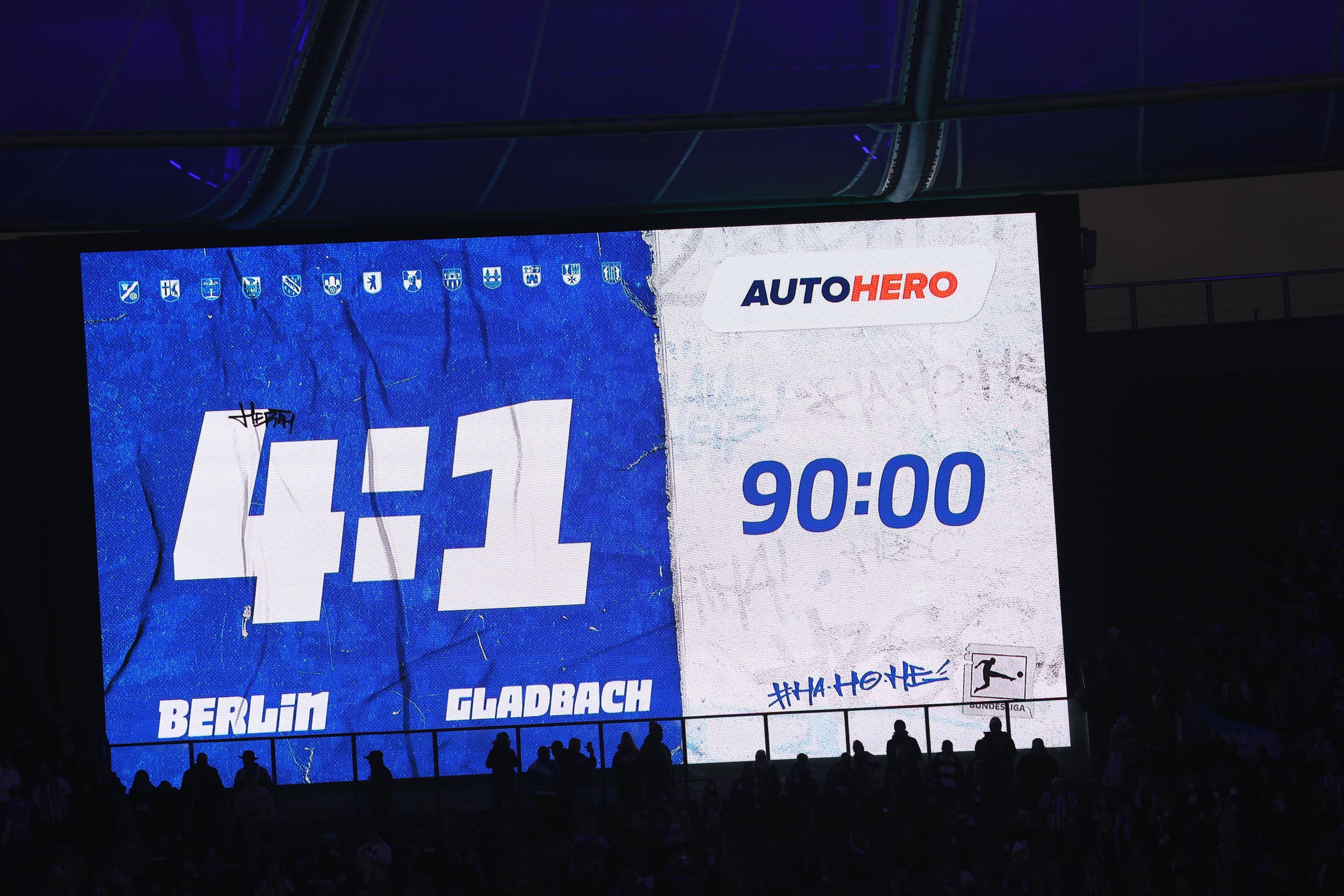 Die Anzeigetafel im Olympiastadion in Berlin zeigt das 4:1 von Hertha BSC gegen Borussia Mönchengladbach im Bundesliga-Spiel am 12. Februar 2023.