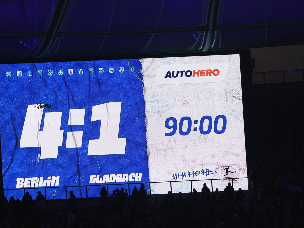 Die Anzeigetafel im Olympiastadion in Berlin zeigt das 4:1 von Hertha BSC gegen Borussia Mönchengladbach im Bundesliga-Spiel am 12. Februar 2023.