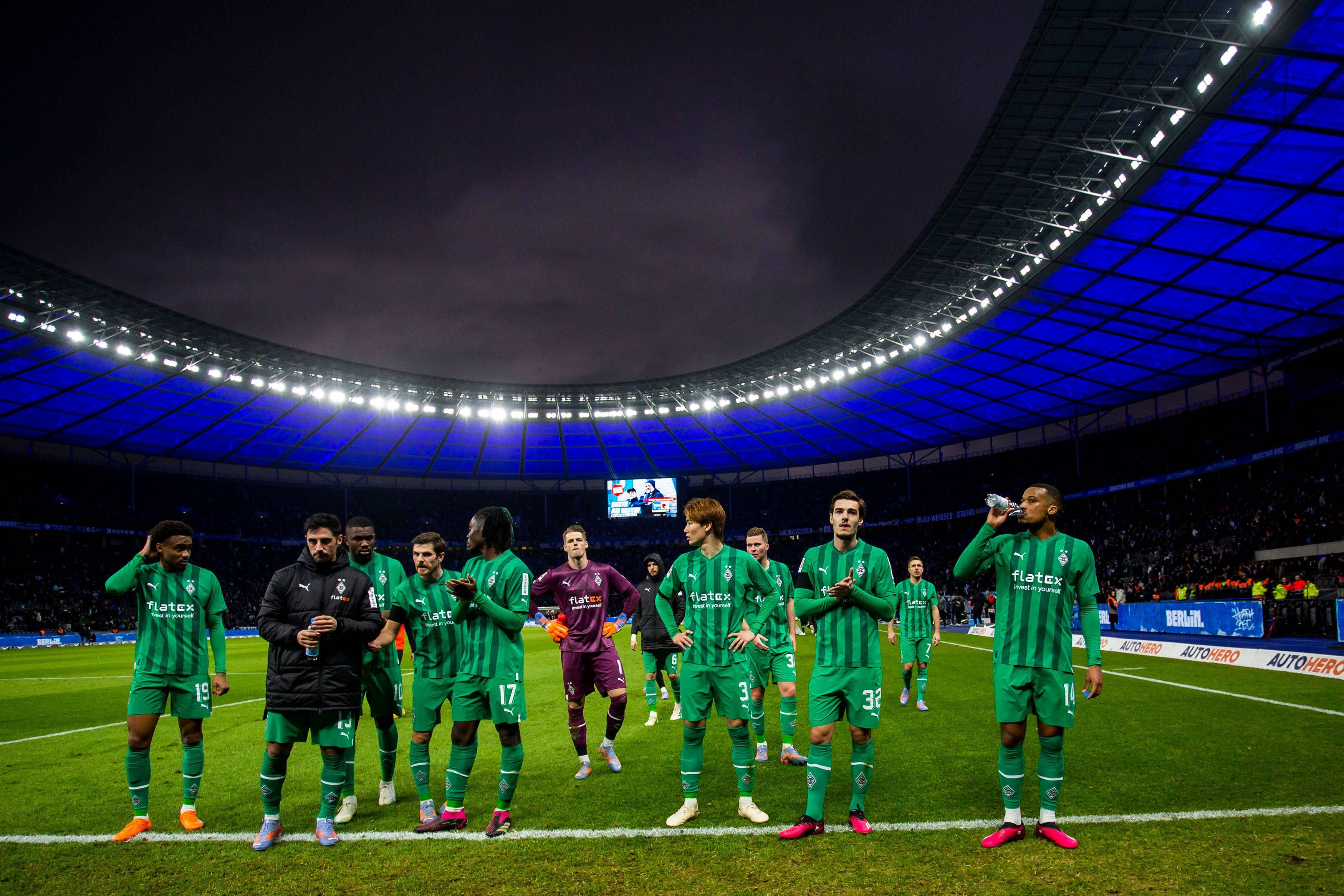 Ratlose Gesichter: Das Team von Borussia Mönchengladbach stellt sich am Sonntag (12. Februar 2023) nach der 1:4-Niederlage bei Hertha BSC den mitgereisten Fans.