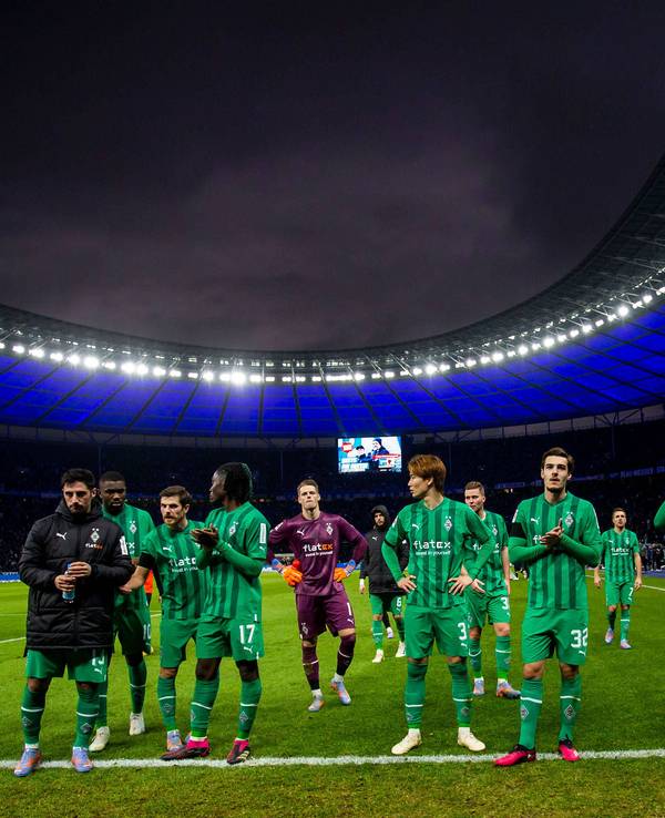 Ratlose Gesichter: Das Team von Borussia Mönchengladbach stellt sich am Sonntag (12. Februar 2023) nach der 1:4-Niederlage bei Hertha BSC den mitgereisten Fans.