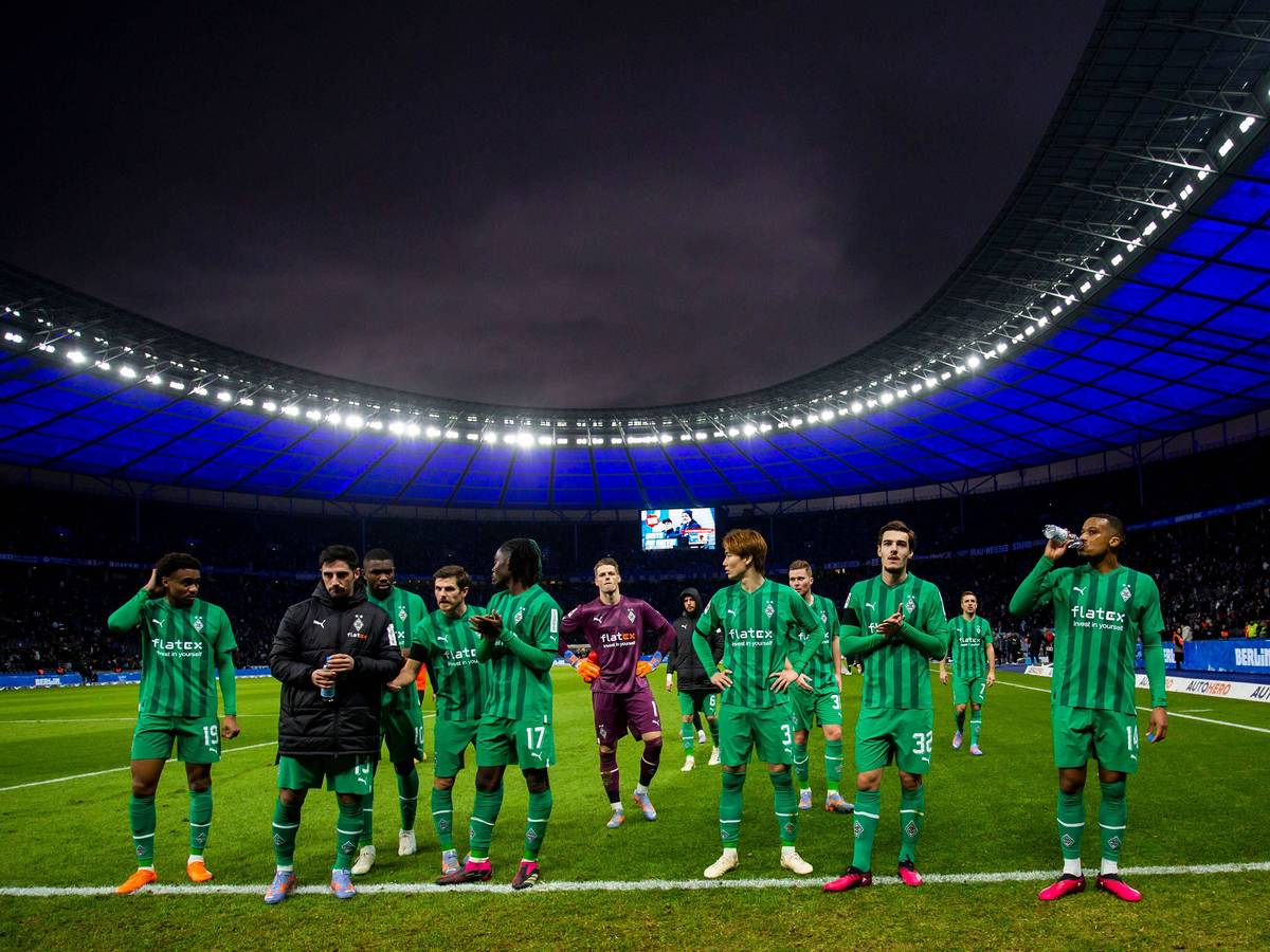 Ratlose Gesichter: Das Team von Borussia Mönchengladbach stellt sich am Sonntag (12. Februar 2023) nach der 1:4-Niederlage bei Hertha BSC den mitgereisten Fans.