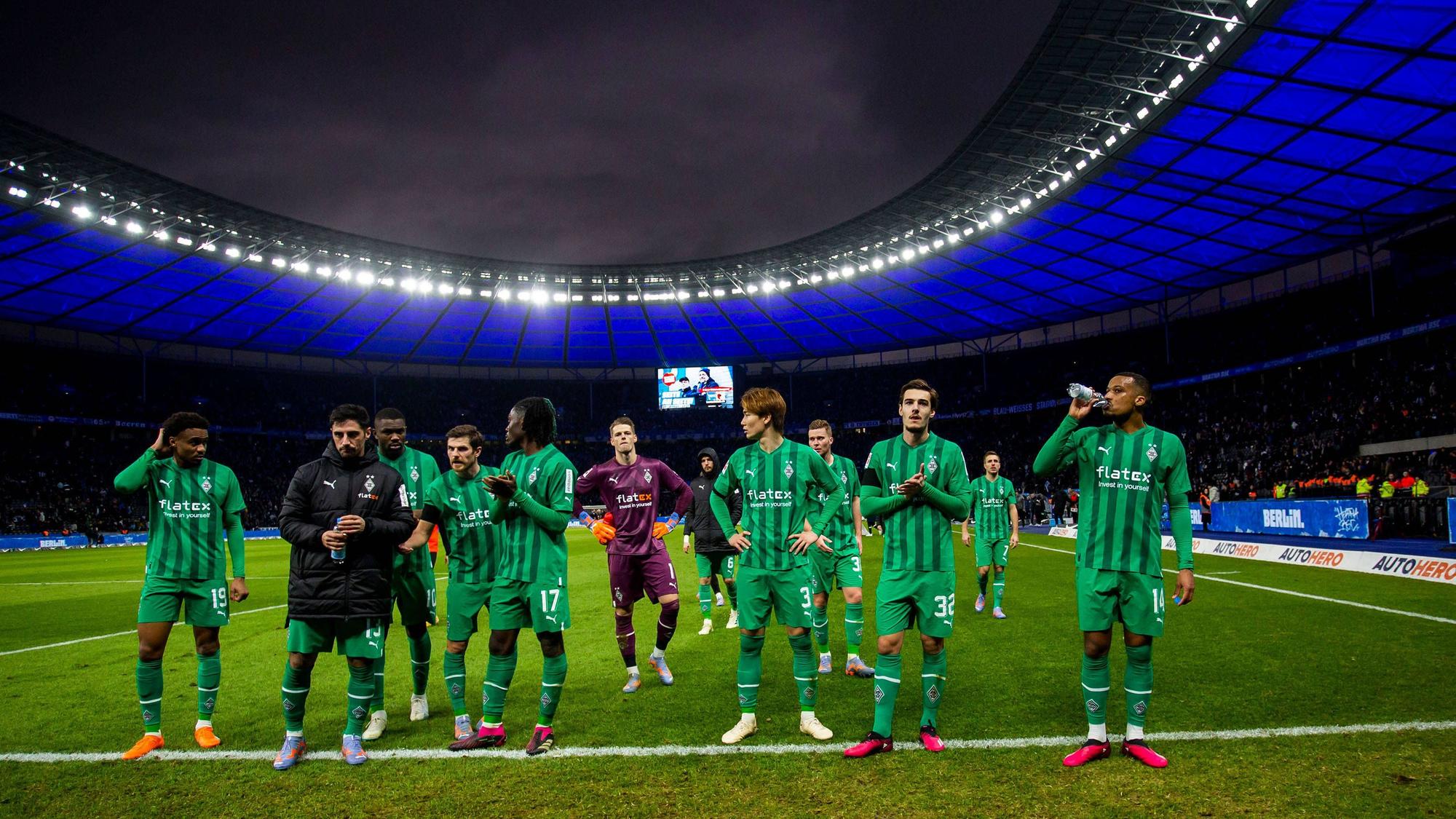 Ratlose Gesichter: Das Team von Borussia Mönchengladbach stellt sich am Sonntag (12. Februar 2023) nach der 1:4-Niederlage bei Hertha BSC den mitgereisten Fans.