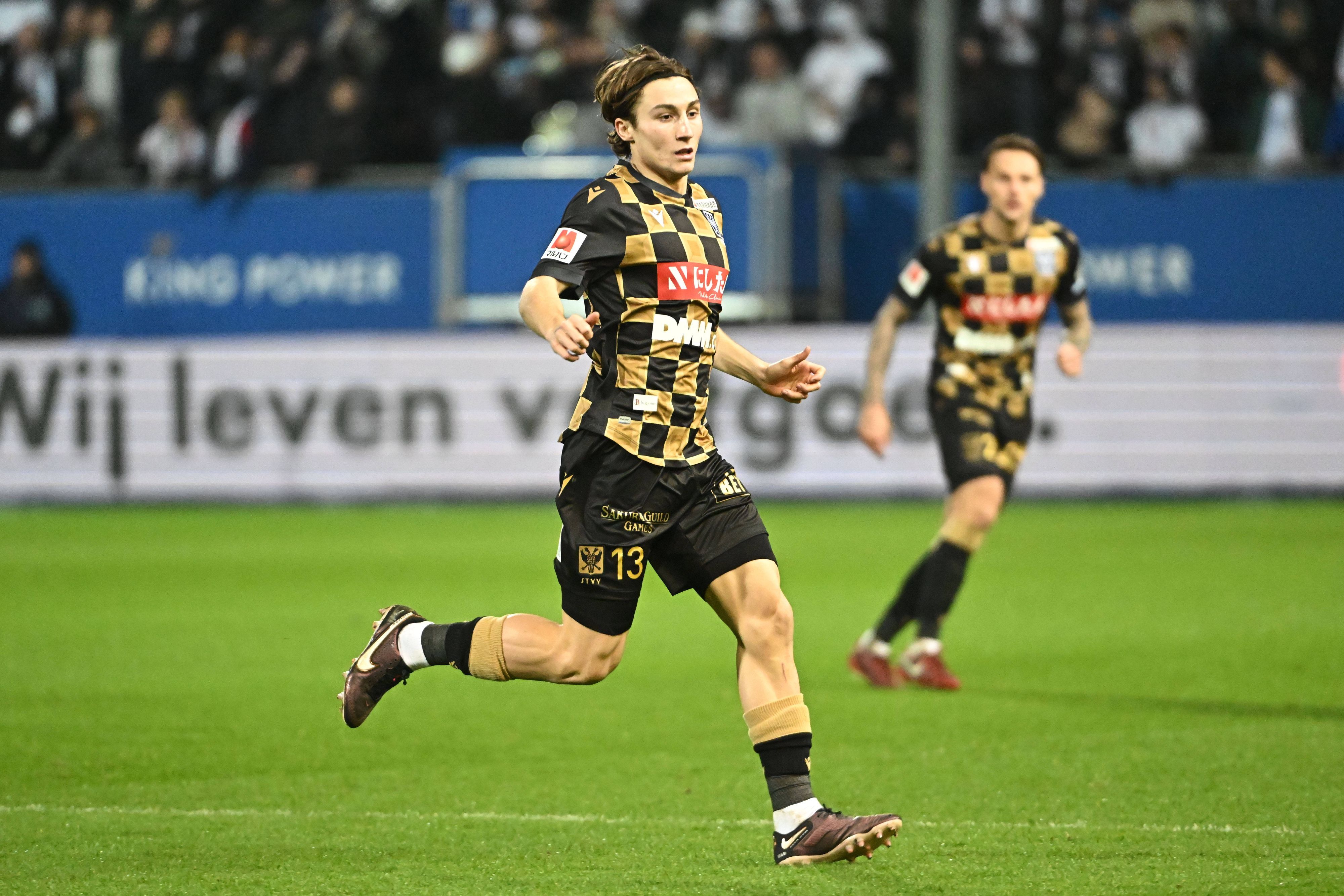 Reitz Reitz spielt am 28. Januar 2023 in der ersten belgischen Liga für VV St. Truiden gegen Leuven. Reitz trägt ein gelb-schwarzes Trikot.