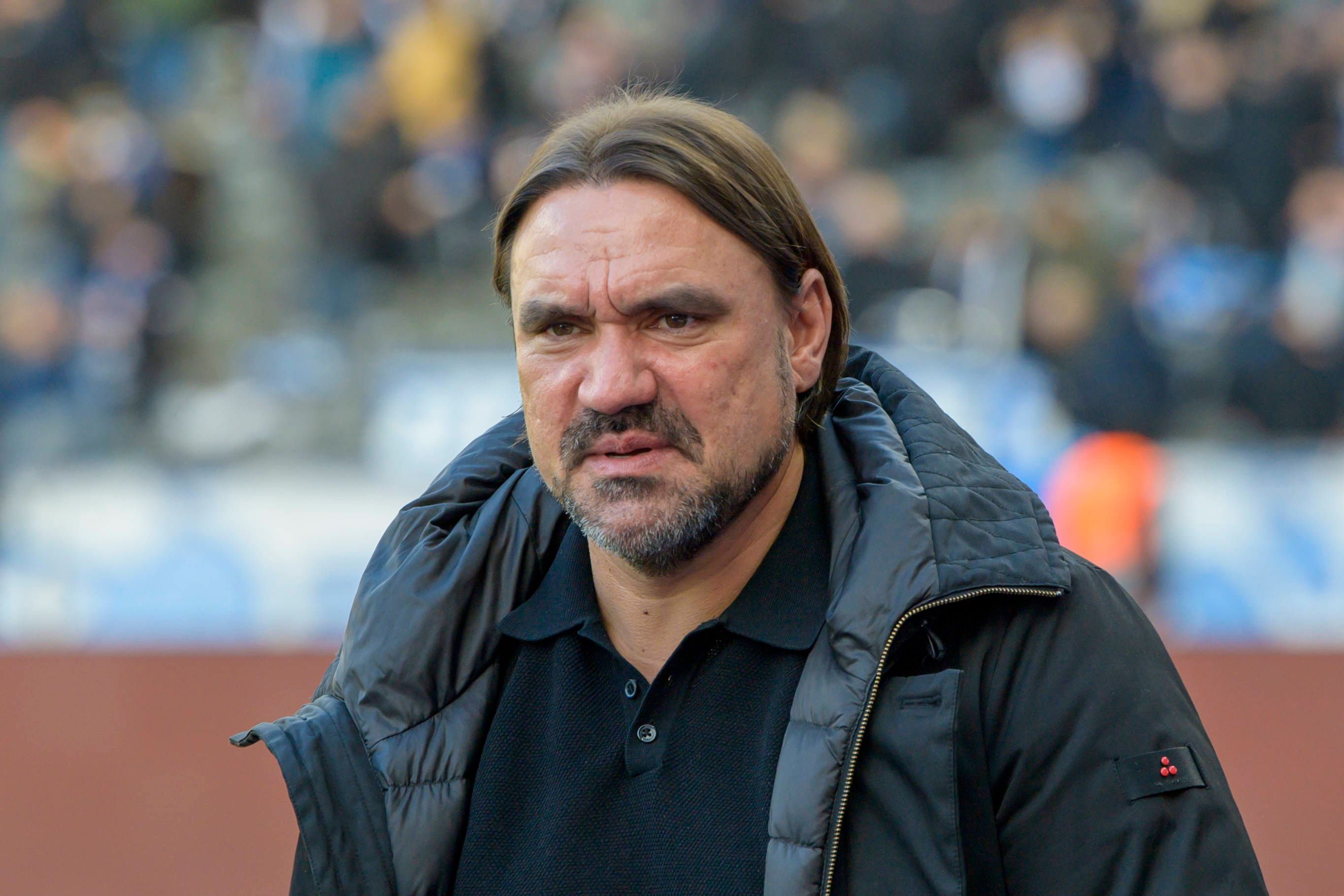 Daniel Farke, Trainer von Borussia Mönchengladbach, schaut im Rahmen des Bundesliga-Auswärtsspiels bei Hertha BSC am 12. Februar 2023 mit zerknirschtem Blick nach vorne.
