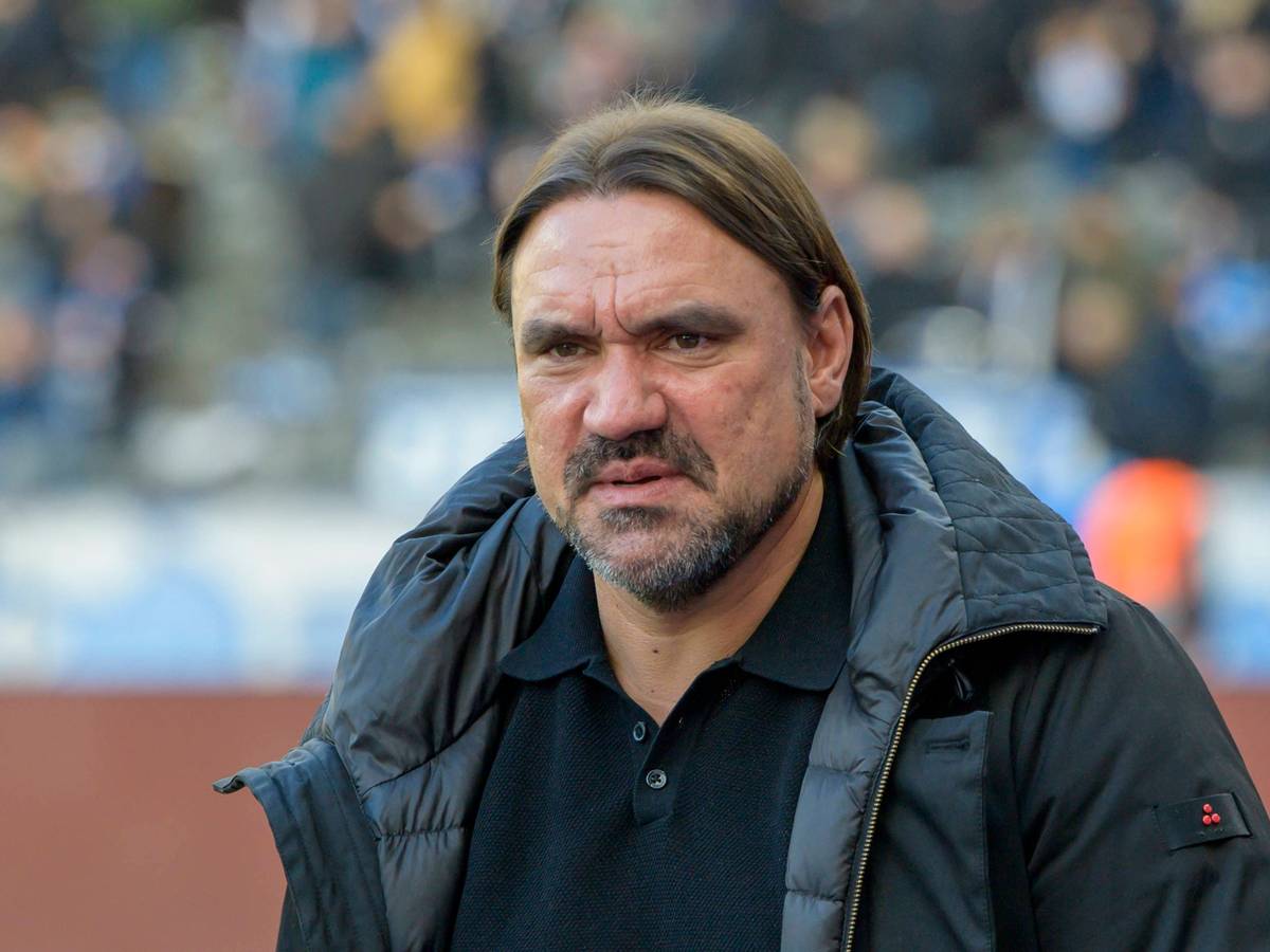 Daniel Farke, Trainer von Borussia Mönchengladbach, schaut im Rahmen des Bundesliga-Auswärtsspiels bei Hertha BSC am 12. Februar 2023 mit zerknirschtem Blick nach vorne.