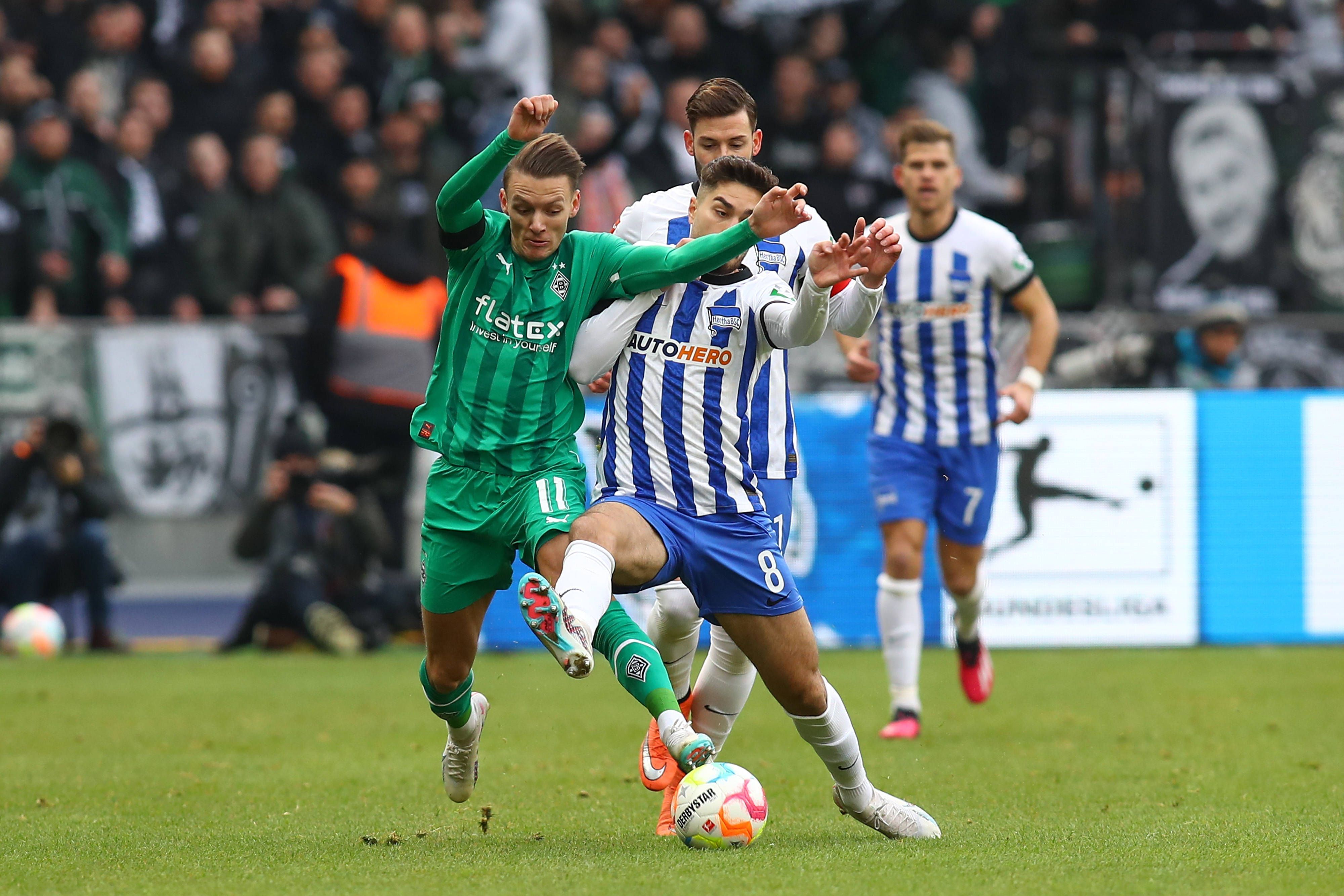 Hannes Wolf (l.), Spieler von Borussia Mönchengladbach, hier im Zweikampf mit Berlins Suat Serdar (r.), hat die Leserinnen und Leser von GladbachLIVE mit seiner Leistung bei Hertha BSC am meisten überzeugt.