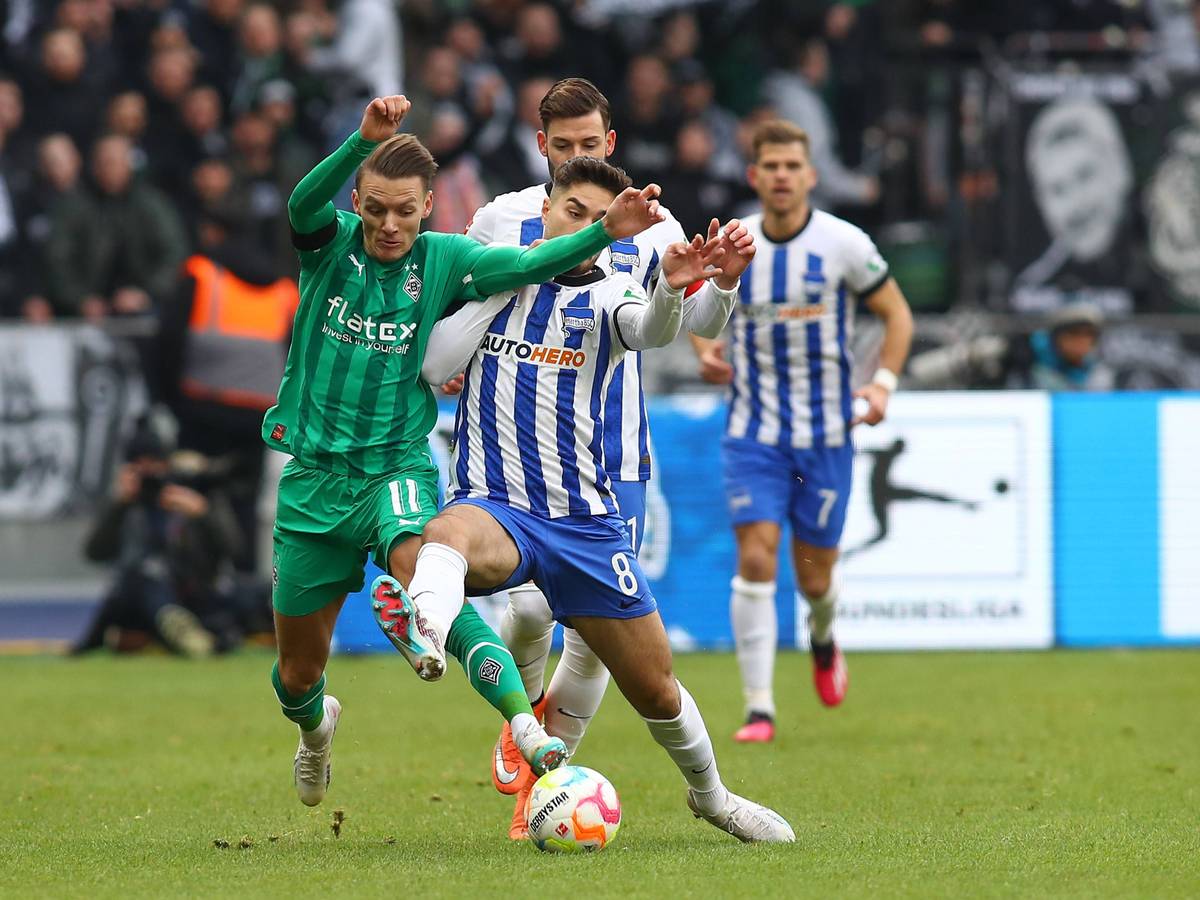 Hannes Wolf (l.), Spieler von Borussia Mönchengladbach, hier im Zweikampf mit Berlins Suat Serdar (r.), hat die Leserinnen und Leser von GladbachLIVE mit seiner Leistung bei Hertha BSC am meisten überzeugt.