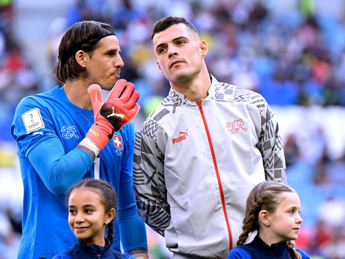 Granit Xhaka (r.) steht vor dem WM-Spiel der Schweiz gegen Kamerun am 24. November 2022 bei der Nationalhymne neben Torhüter Yann Sommer, die beiden ehemaligen Spieler von Borussia Mönchengladbach sprechen miteinander.
