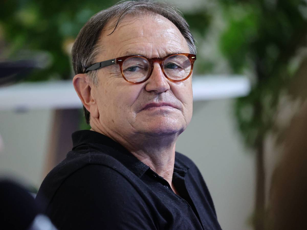 Ewald Lienen, ehemaliger Trainer von Borussia Mönchengladbach und dem FC St. Pauli, nimmt am 28. August 2021 an einer Podiumsdiskussion in Düsseldorf teil. Lienen trägt ein schwarzes Polo-Shirt.