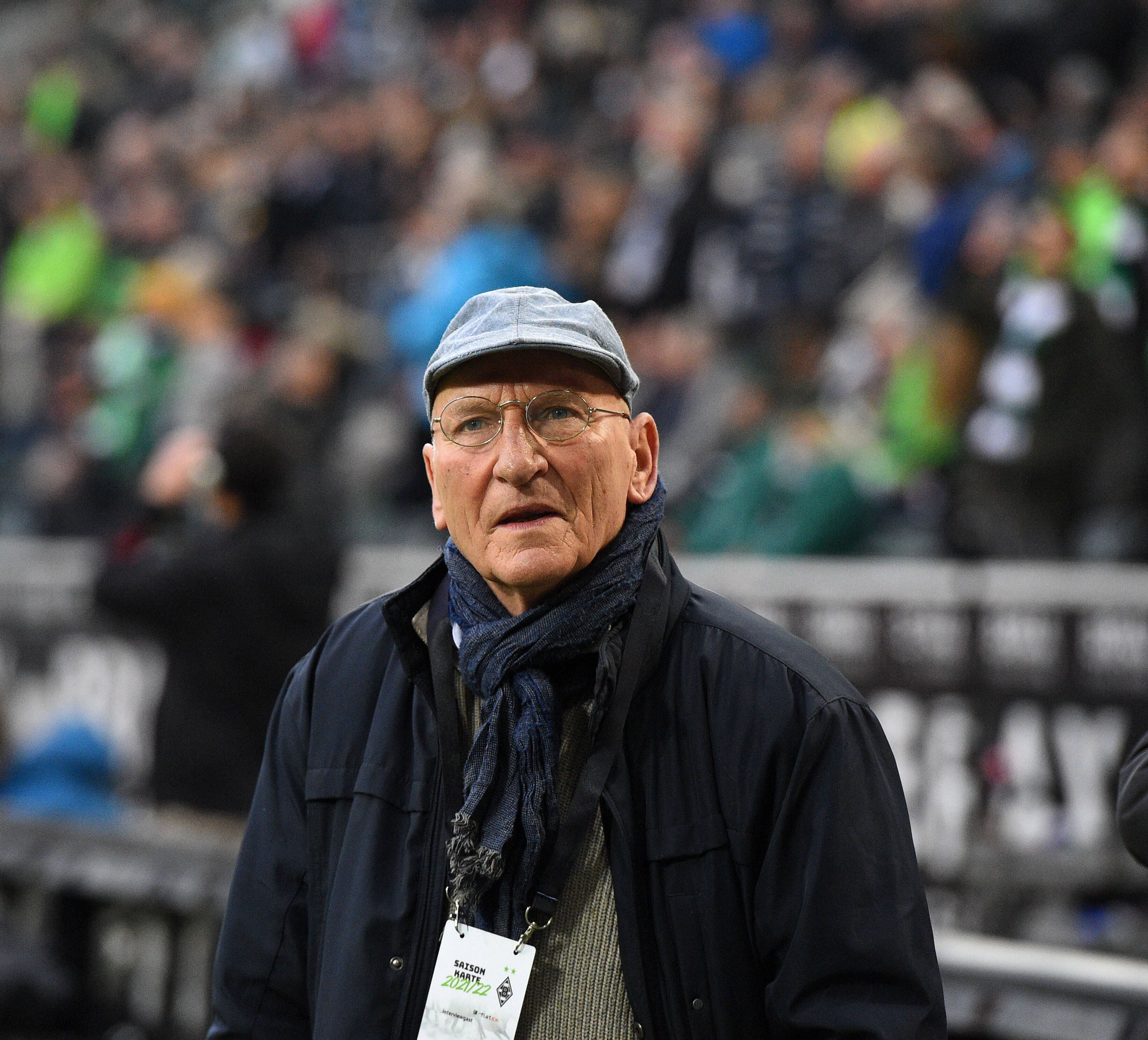 Wolfgang Kleff steht am 20. November 2021 im Rahmen eines Bundesliga-Spiels von Borussia Mönchengladbach gegen Greuther Fürth am Spielfeldrand im Borussia-Park. Der ehemalige Gladbach-Torwart trägt eine dunkle Jacke und eine Kappe.