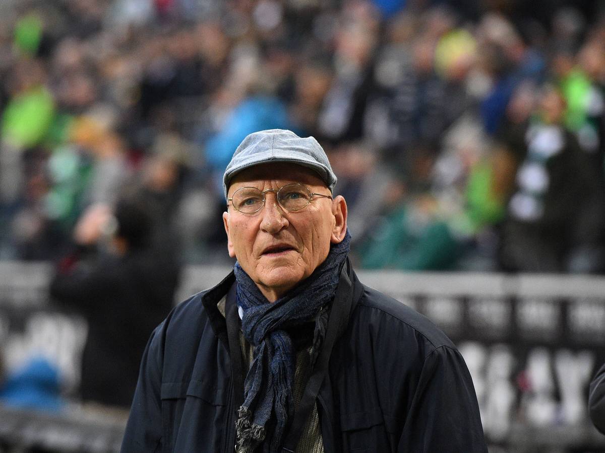 Wolfgang Kleff steht am 20. November 2021 im Rahmen eines Bundesliga-Spiels von Borussia Mönchengladbach gegen Greuther Fürth am Spielfeldrand im Borussia-Park. Der ehemalige Gladbach-Torwart trägt eine dunkle Jacke und eine Kappe.