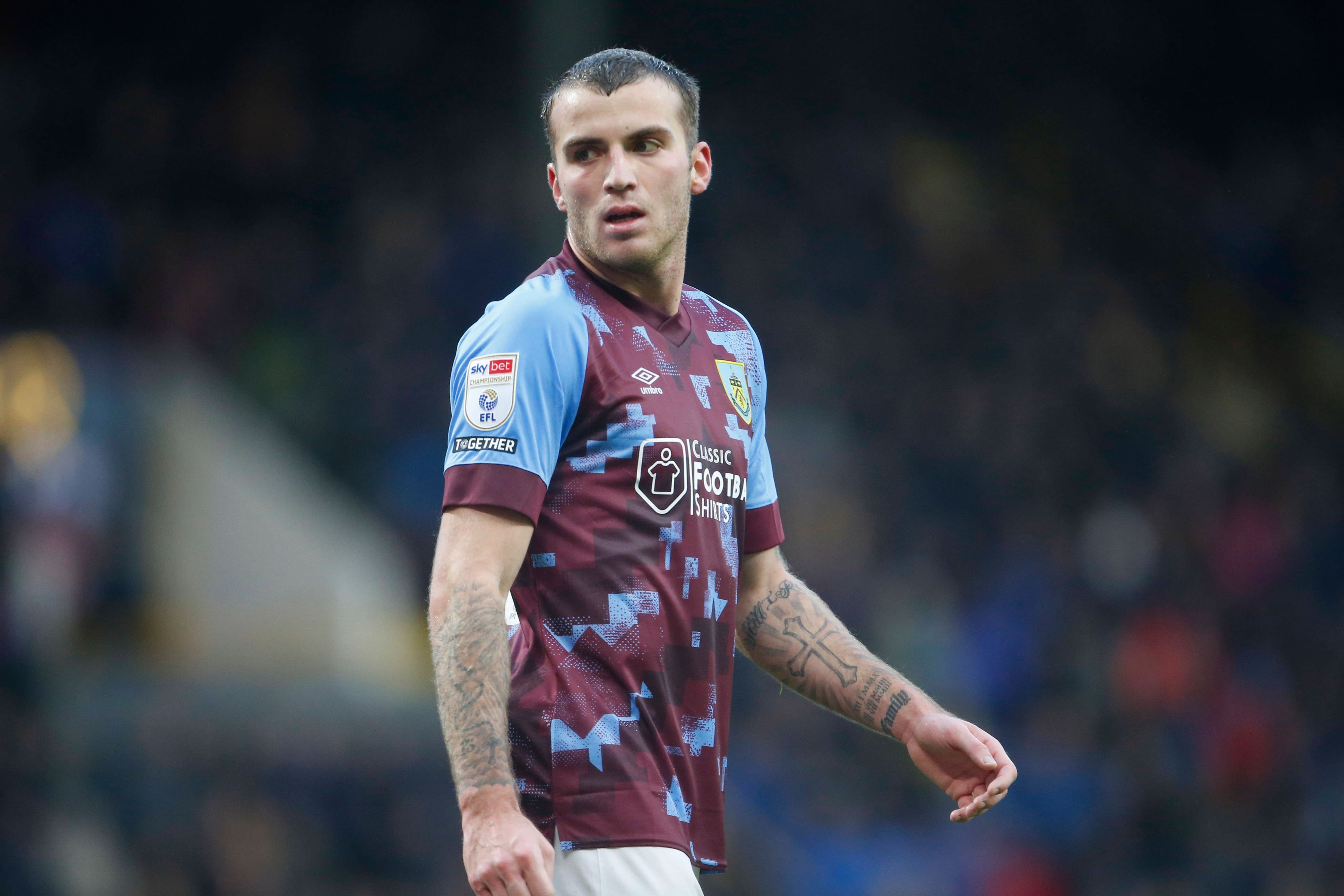 Jordan Beyer im weinroten Trikot von FC Burnley am 14. Januar 2023 im Spiel gegen Coventry City. Beyer dreht seinen Kopf auf dem Foto nach rechts und schaut zur Seite.