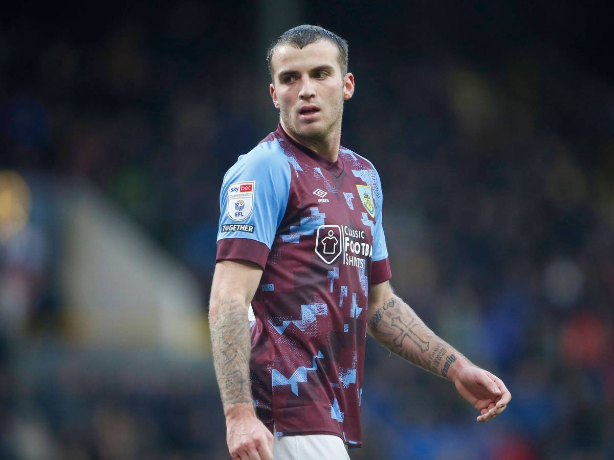 Jordan Beyer im weinroten Trikot von FC Burnley am 14. Januar 2023 im Spiel gegen Coventry City. Beyer dreht seinen Kopf auf dem Foto nach rechts und schaut zur Seite.