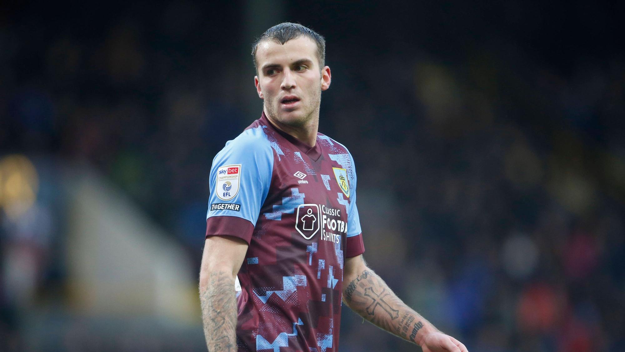 Jordan Beyer im weinroten Trikot von FC Burnley am 14. Januar 2023 im Spiel gegen Coventry City. Beyer dreht seinen Kopf auf dem Foto nach rechts und schaut zur Seite.