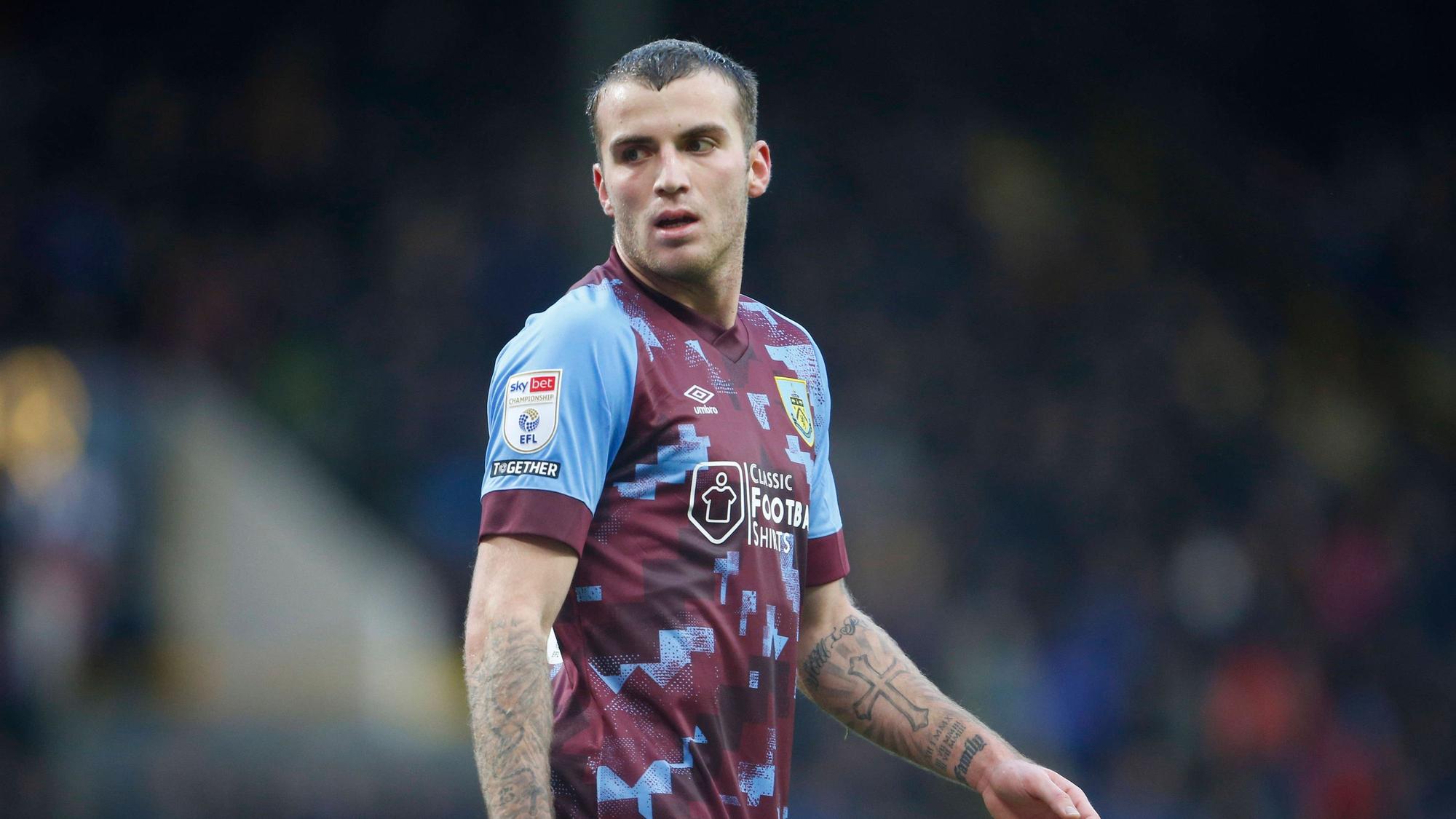 Jordan Beyer im weinroten Trikot von FC Burnley am 14. Januar 2023 im Spiel gegen Coventry City. Beyer dreht seinen Kopf auf dem Foto nach rechts und schaut zur Seite.