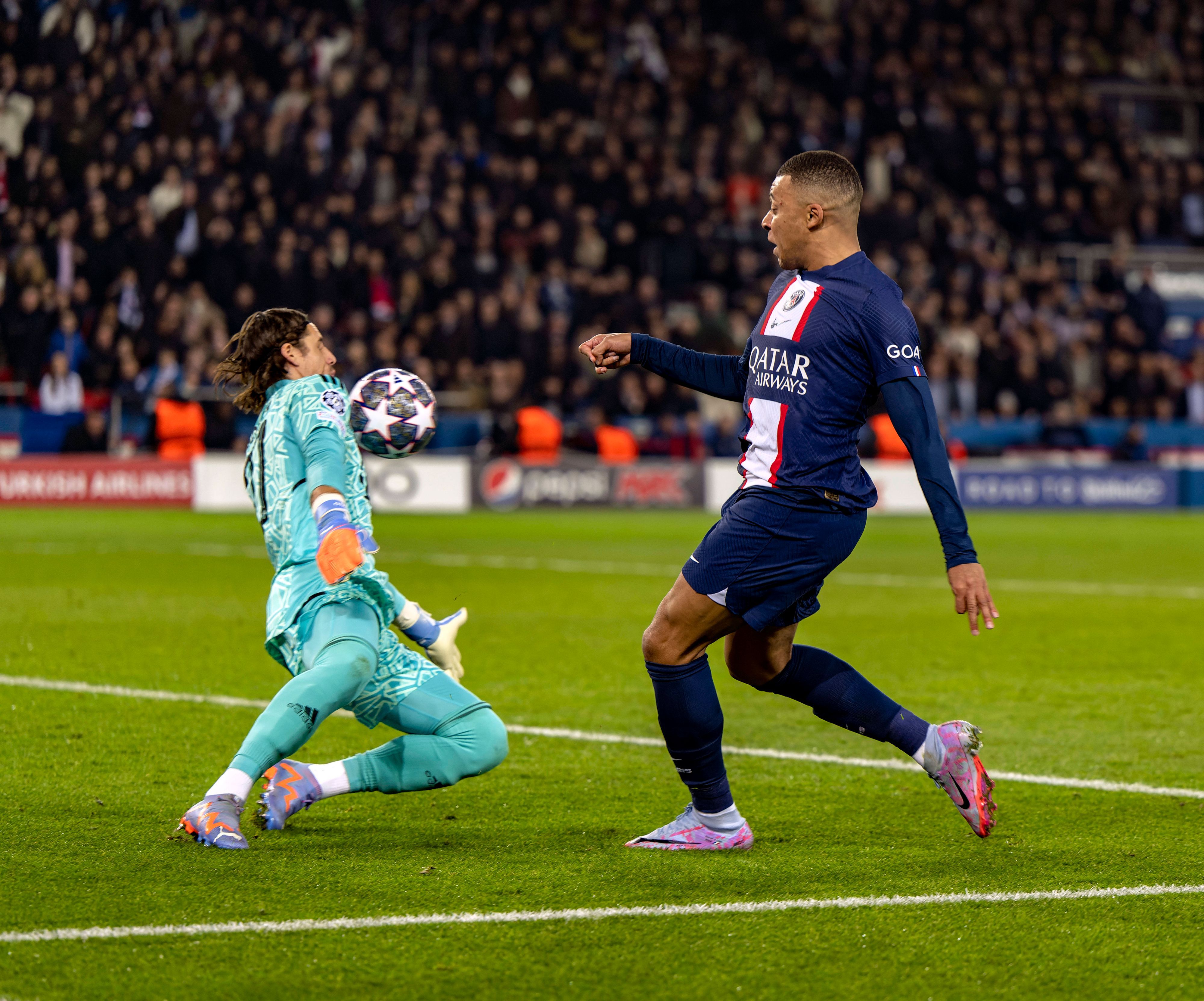 Yann Sommer (l.), ehemaliger Torhüter von Borussia Mönchengladbach, pariert im Trikot des FC Bayern München im Spiel gegen Paris Saint-Germain am 14. Februar 2023 einen Schuss von Kylian Mbappé.