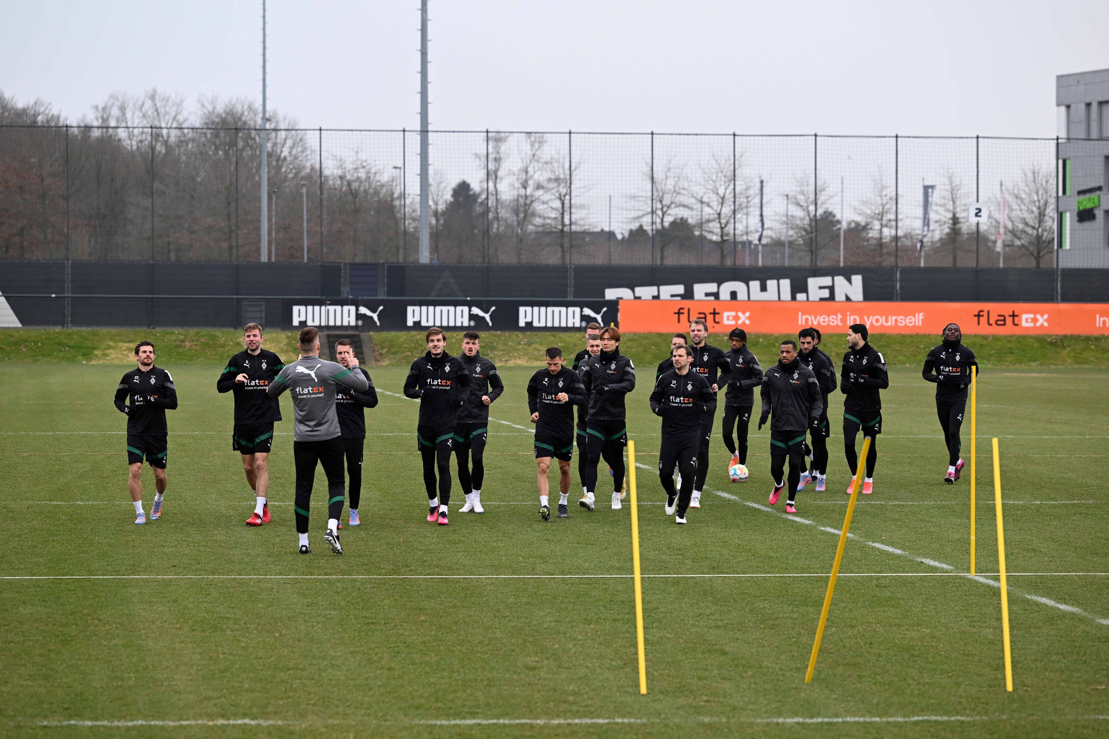 Die Mannschaft von Borussia Mönchengladbach dreht beim Training am 16. Februar 2023 Laufrunden über den Trainingsplatz im Borussia-Park.