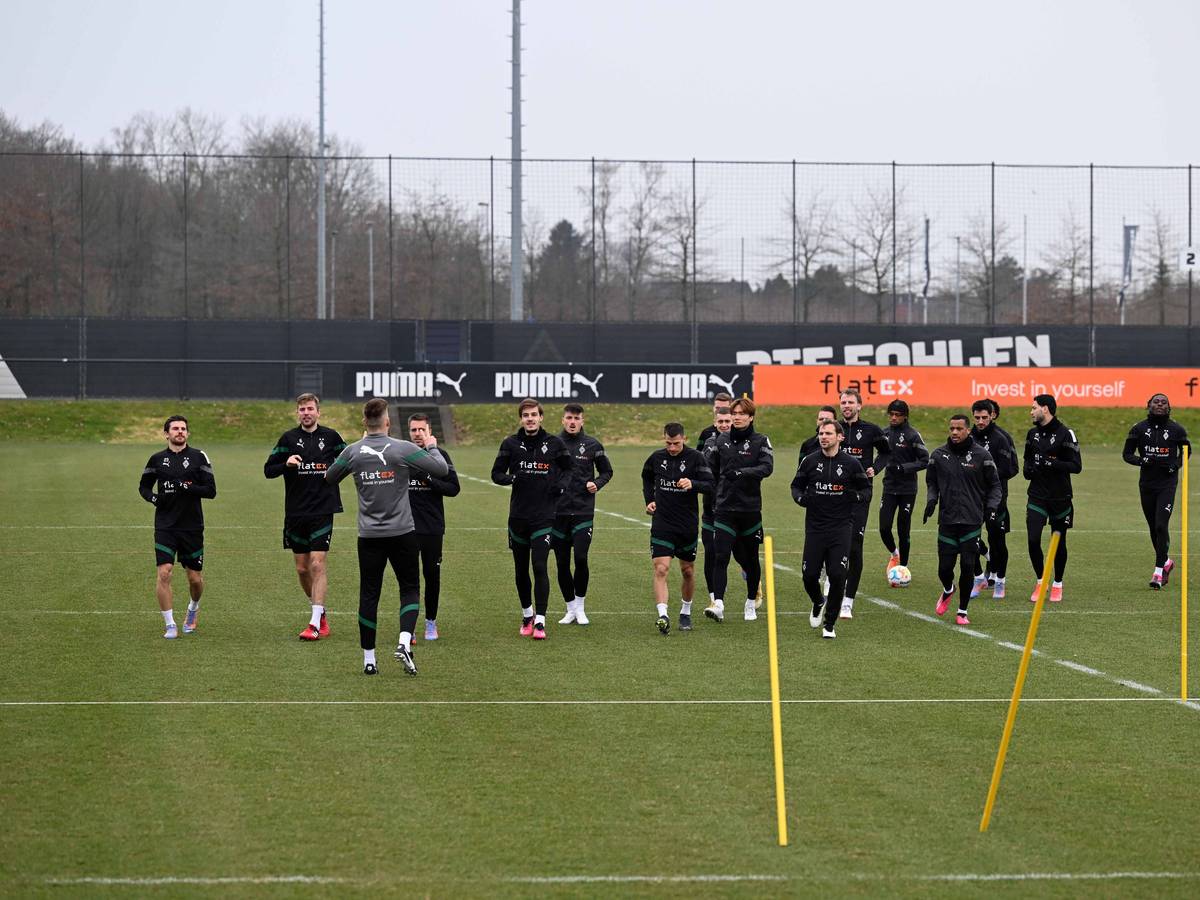 Die Mannschaft von Borussia Mönchengladbach dreht beim Training am 16. Februar 2023 Laufrunden über den Trainingsplatz im Borussia-Park.