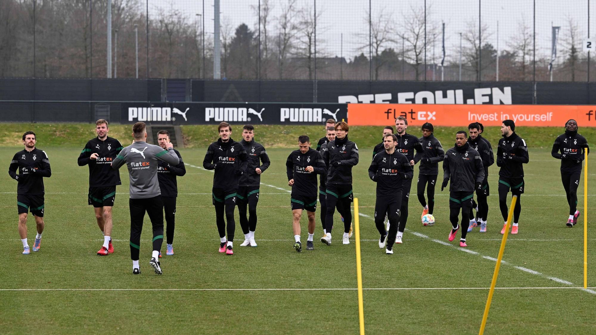 Die Mannschaft von Borussia Mönchengladbach dreht beim Training am 16. Februar 2023 Laufrunden über den Trainingsplatz im Borussia-Park.