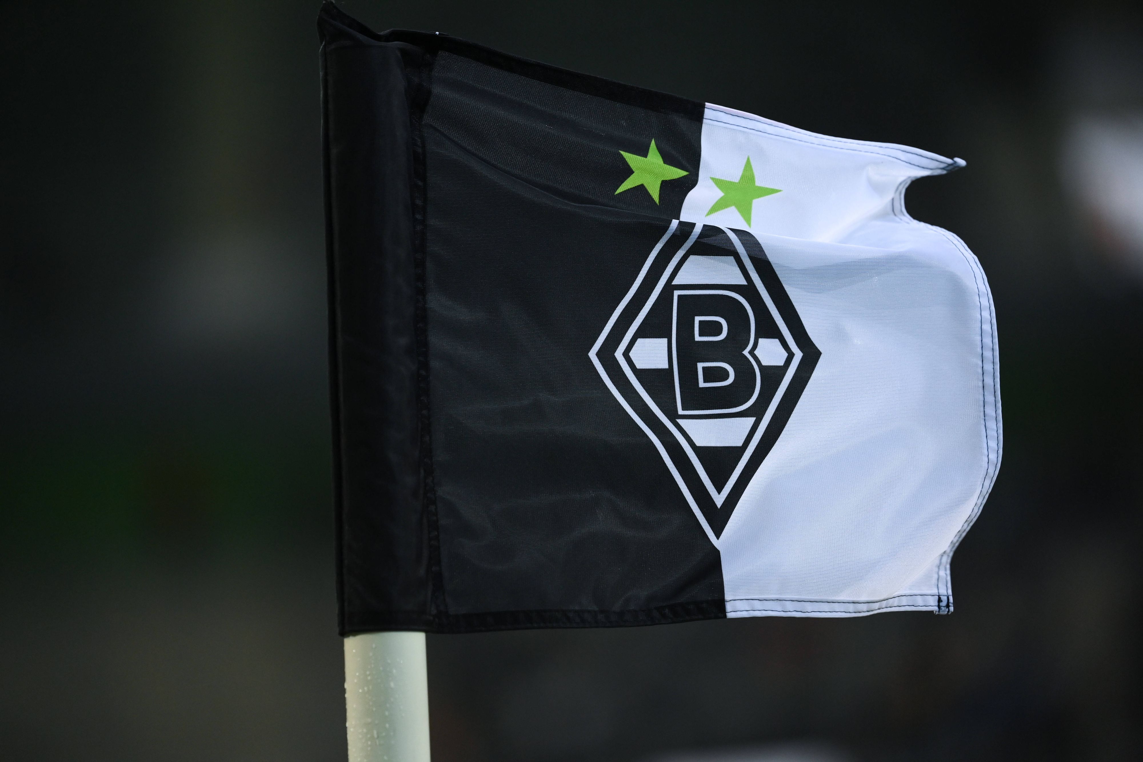 Dieses Symbolfoto zeigt eine Eckfahne im Borussia-Park. Die Aufnahme im Stadion von Fußball-Bundesligist Borussia Mönchengladbach ist am 14. Januar 2023 gemacht worden. Zu sehen ist die Borussia-Raute.