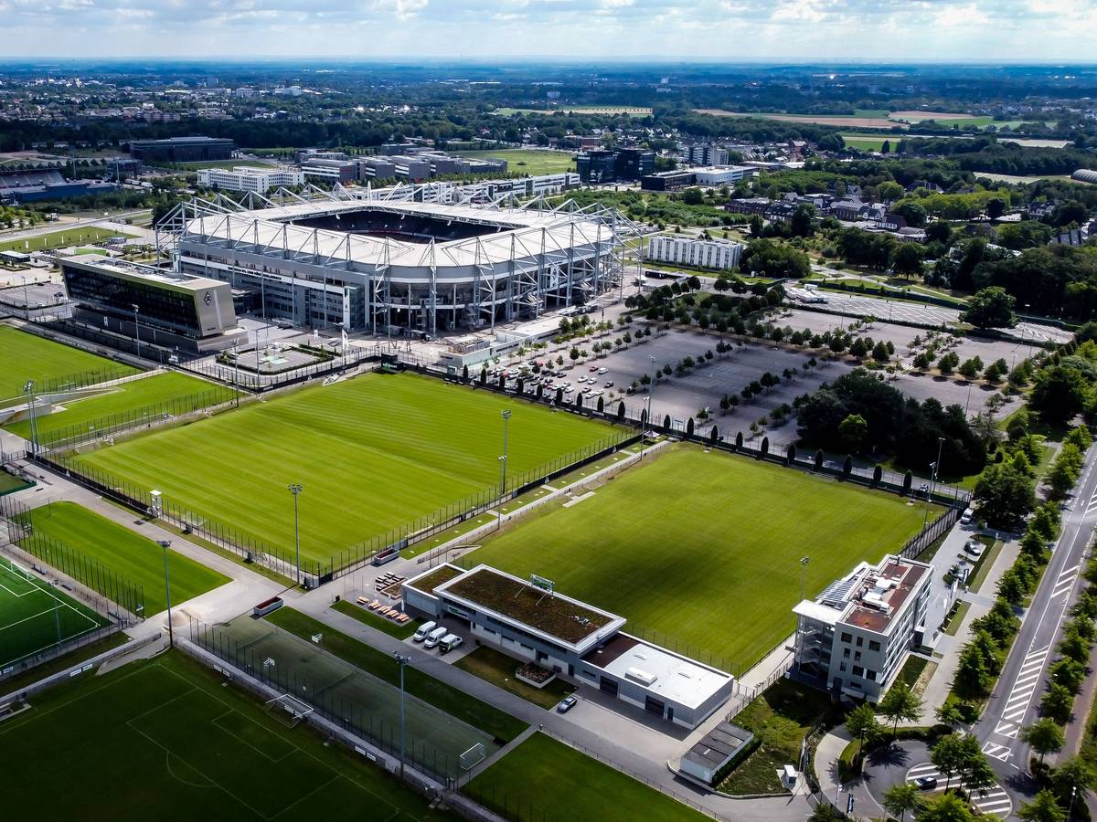 Der Borussia-Park in Mönchengladbach. Die Vorzeige-Infrastruktur von Fuball-Bundesligist Borussia Mönchengladbach ist nun (17. Februar 2023) mit einem Nachhaltigskeits-Zertifikat ausgezeichnet worden. Zu sehen ist eine Luftaufnahme des kompletten Areals im Norden der Vitusstadt.
