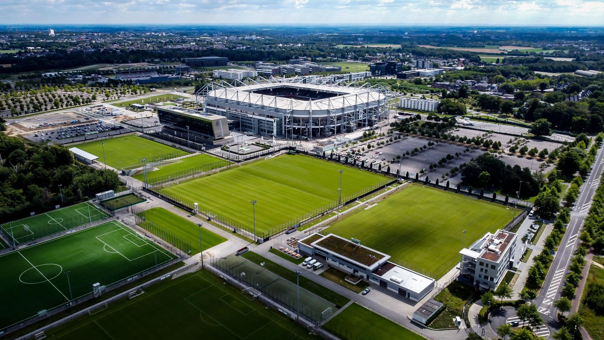 Der Borussia-Park in Mönchengladbach. Die Vorzeige-Infrastruktur von Fuball-Bundesligist Borussia Mönchengladbach ist nun (17. Februar 2023) mit einem Nachhaltigskeits-Zertifikat ausgezeichnet worden. Zu sehen ist eine Luftaufnahme des kompletten Areals im Norden der Vitusstadt.