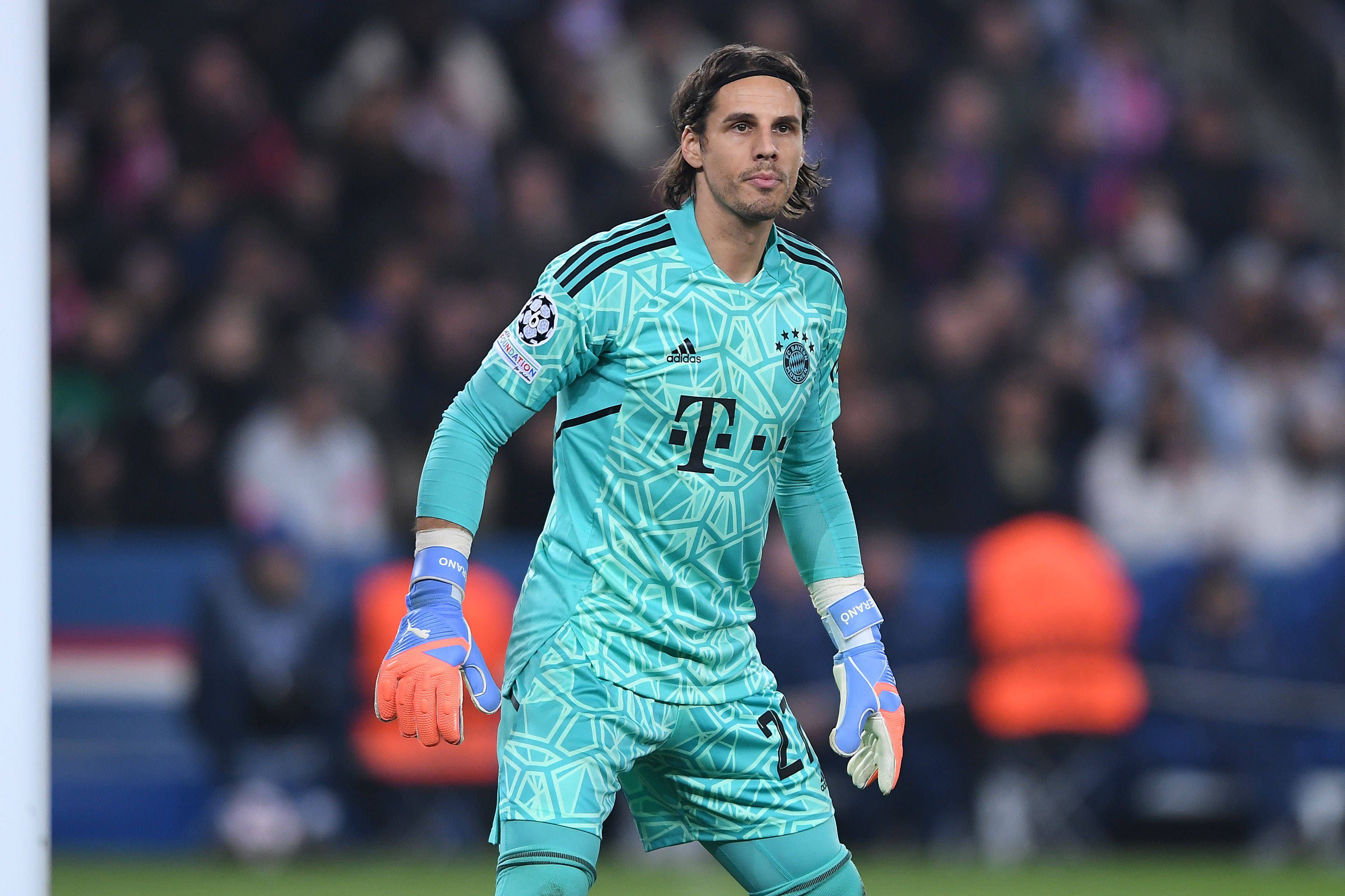Ex-Gladbach-Keeper Yann Sommer kehrt am Samstag (18. Februar 2023) mit seinem neuen Klub Bayern München in den Borussia-Park zurück. Auf diesem Foto ist der Schweizer Nationalspieler während des Champion-League-Duells (14. Februar) in Paris zu sehen. Sommer blickt auf das Spielgeschehen.