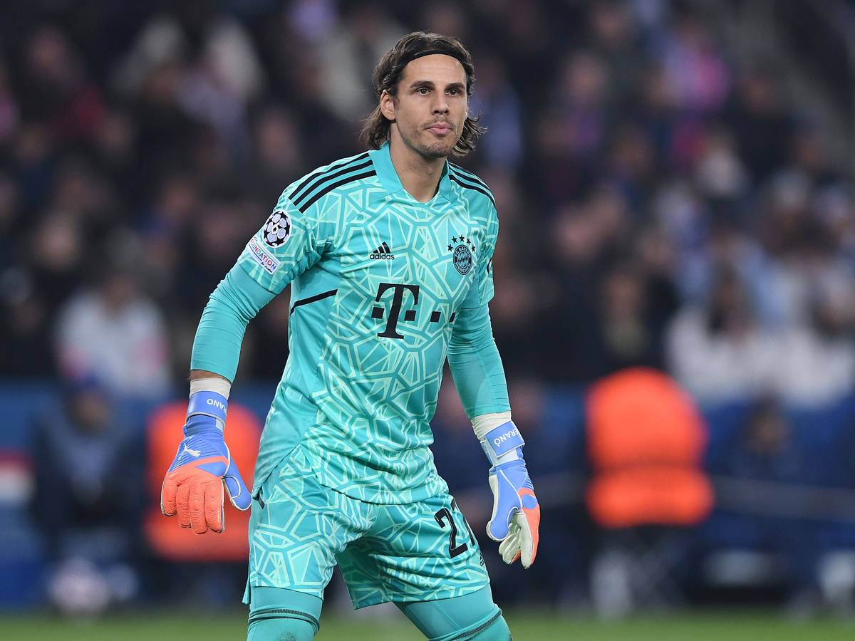 Ex-Gladbach-Keeper Yann Sommer kehrt am Samstag (18. Februar 2023) mit seinem neuen Klub Bayern München in den Borussia-Park zurück. Auf diesem Foto ist der Schweizer Nationalspieler während des Champion-League-Duells (14. Februar) in Paris zu sehen. Sommer blickt auf das Spielgeschehen.