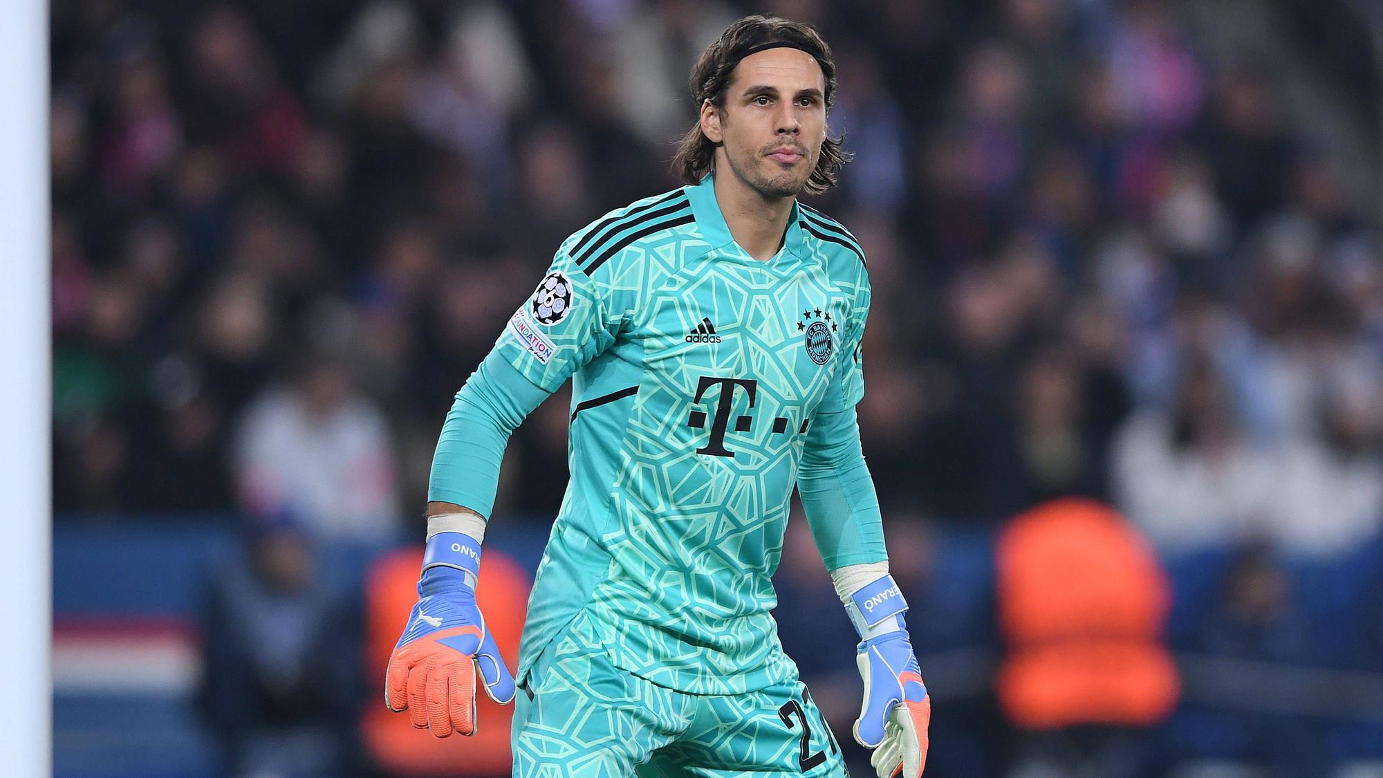 Ex-Gladbach-Keeper Yann Sommer kehrt am Samstag (18. Februar 2023) mit seinem neuen Klub Bayern München in den Borussia-Park zurück. Auf diesem Foto ist der Schweizer Nationalspieler während des Champion-League-Duells (14. Februar) in Paris zu sehen. Sommer blickt auf das Spielgeschehen.