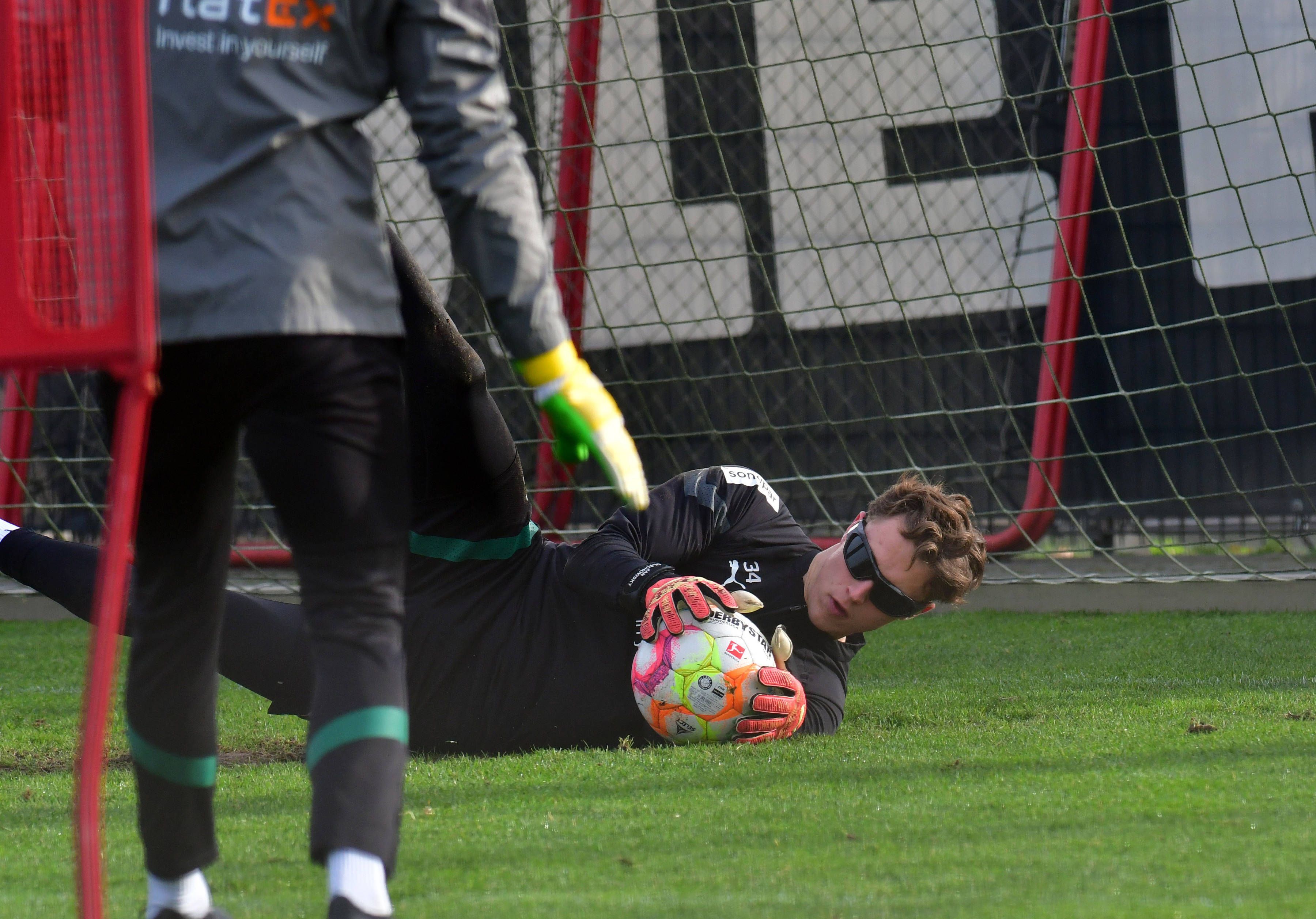 Jan Olschowsky trägt am 10. Januar 2023 eine spezielle Torwartbrille beim Training von Borussia Mönchengladbach im Borussia-Park