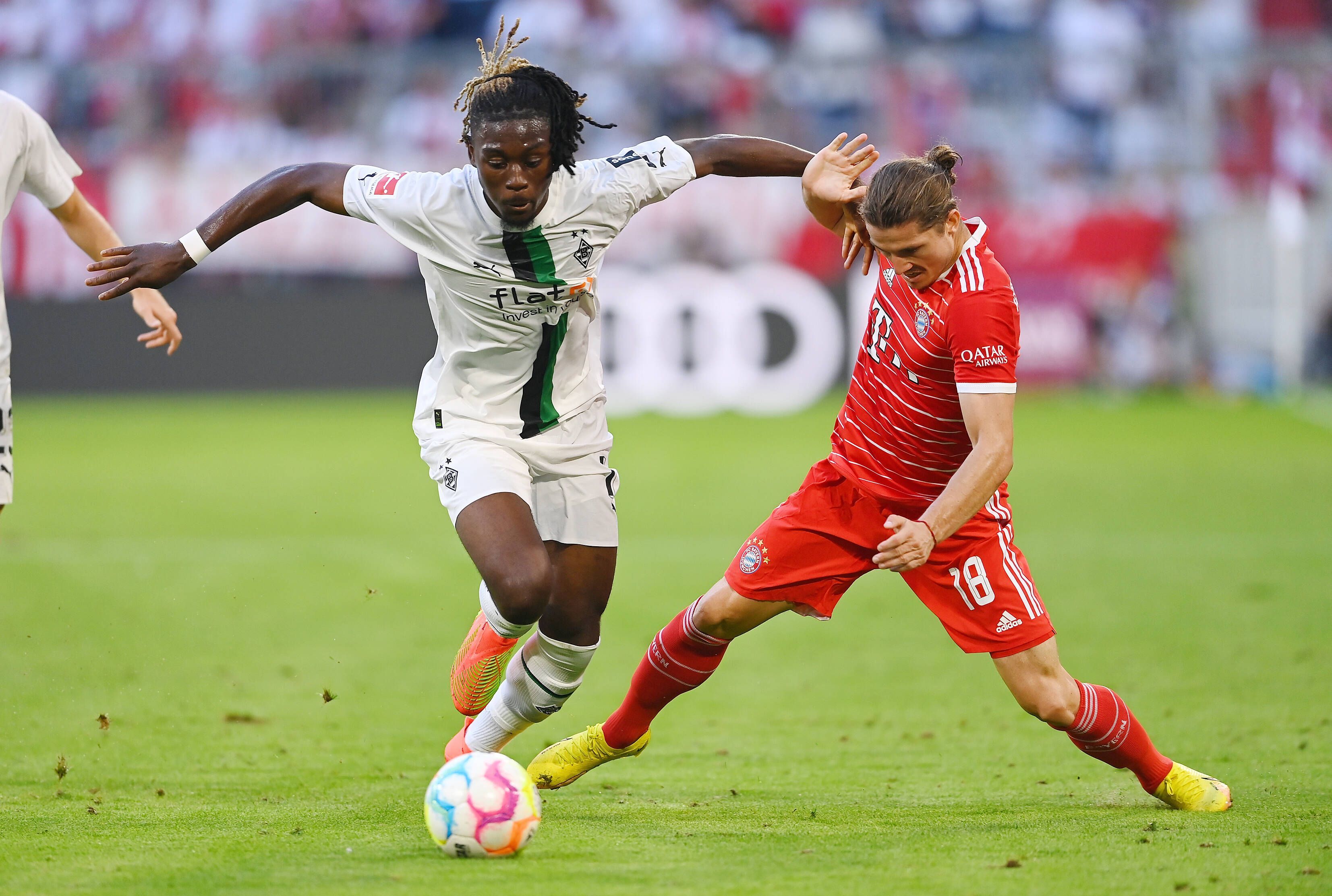 Gladbach-Juwel Manu Koné (l.) im Bundesliga-Duell (27. August 2022) mit Bayern-München-Star Marcel Sabitzer (r.) in der Allianz-Arena. Vor dem Rückspiel am Samstag (18. Februar 2023) spricht Koné exklusiv über seine Karriere-Ziele im GladbachLIVE-Interview.