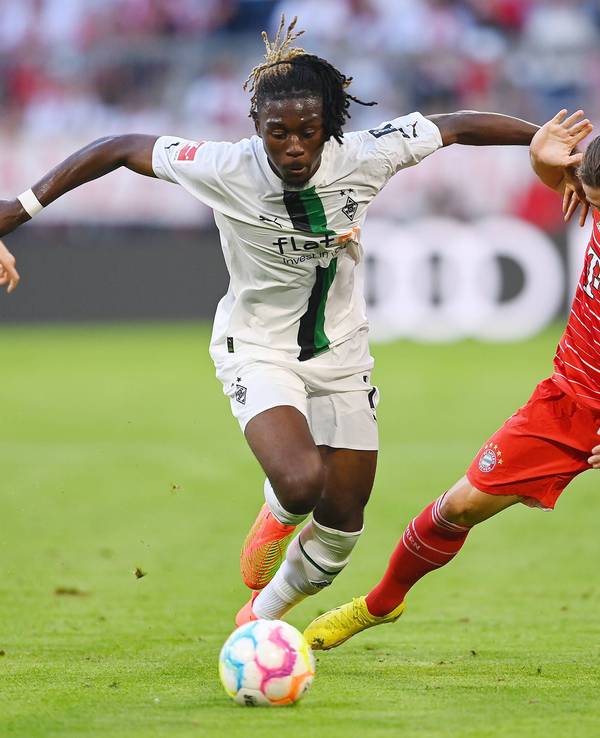 Gladbach-Juwel Manu Koné (l.) im Bundesliga-Duell (27. August 2022) mit Bayern-München-Star Marcel Sabitzer (r.) in der Allianz-Arena. Vor dem Rückspiel am Samstag (18. Februar 2023) spricht Koné exklusiv über seine Karriere-Ziele im GladbachLIVE-Interview.