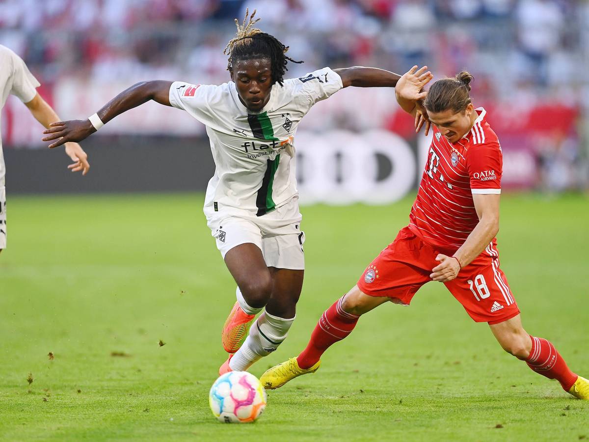 Gladbach-Juwel Manu Koné (l.) im Bundesliga-Duell (27. August 2022) mit Bayern-München-Star Marcel Sabitzer (r.) in der Allianz-Arena. Vor dem Rückspiel am Samstag (18. Februar 2023) spricht Koné exklusiv über seine Karriere-Ziele im GladbachLIVE-Interview.