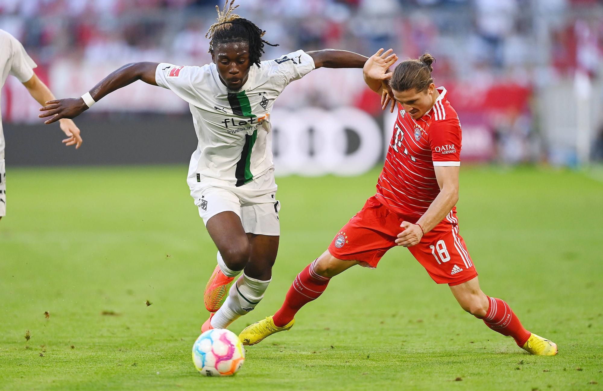 Gladbach-Juwel Manu Koné (l.) im Bundesliga-Duell (27. August 2022) mit Bayern-München-Star Marcel Sabitzer (r.) in der Allianz-Arena. Vor dem Rückspiel am Samstag (18. Februar 2023) spricht Koné exklusiv über seine Karriere-Ziele im GladbachLIVE-Interview.