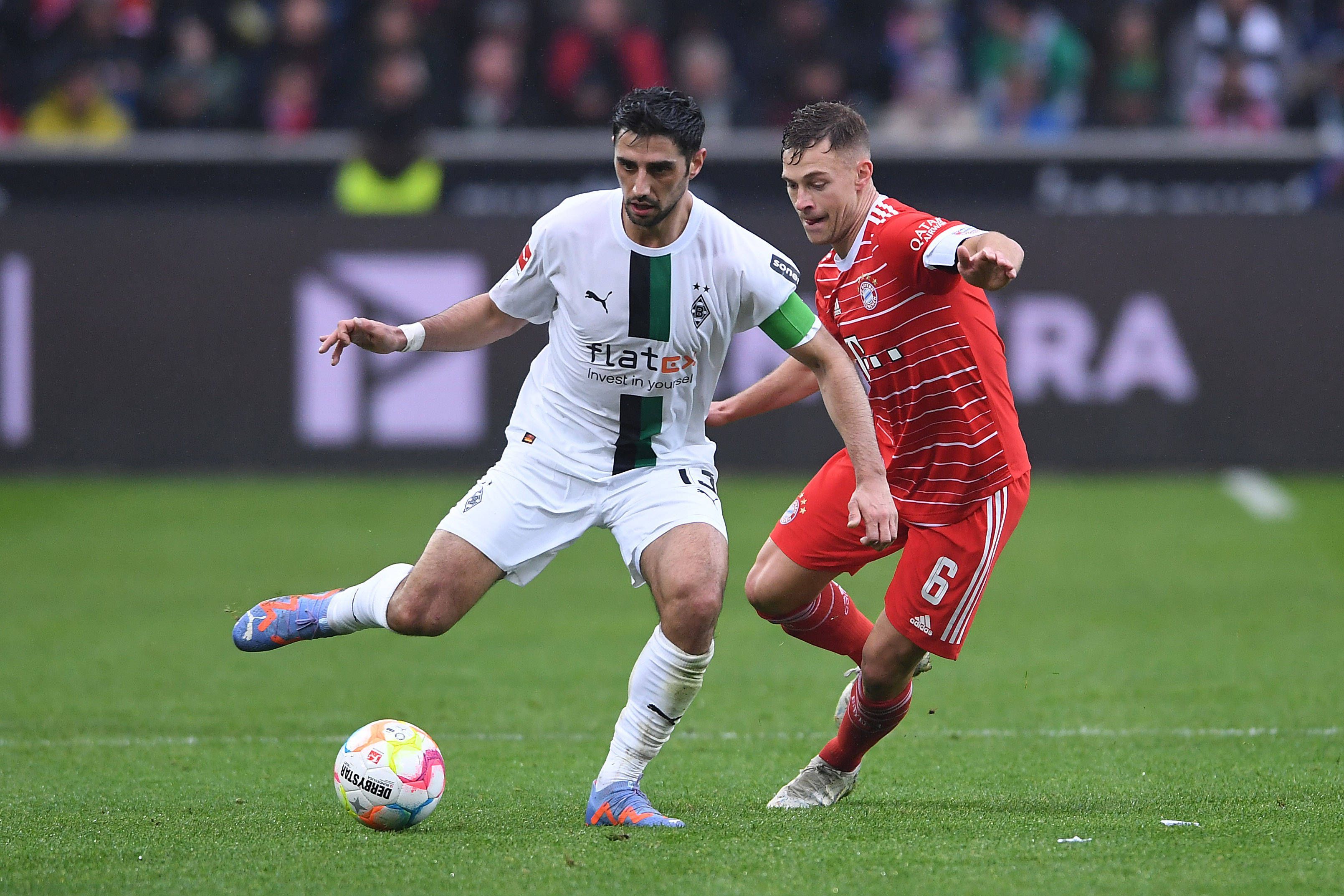 Borussia Mönchengladbach hat am Samstag (18. Februar 2023) 3:2 gegen den FC Bayern München gewonnen. Das Foto zeigt VfL-Kapitän Lars Stindl (l.) im Zweikampf mit Bayerns Joshua Kimmich (r.).