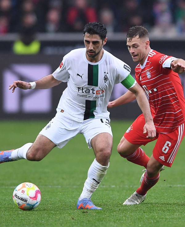 Borussia Mönchengladbach hat am Samstag (18. Februar 2023) 3:2 gegen den FC Bayern München gewonnen. Das Foto zeigt VfL-Kapitän Lars Stindl (l.) im Zweikampf mit Bayerns Joshua Kimmich (r.).