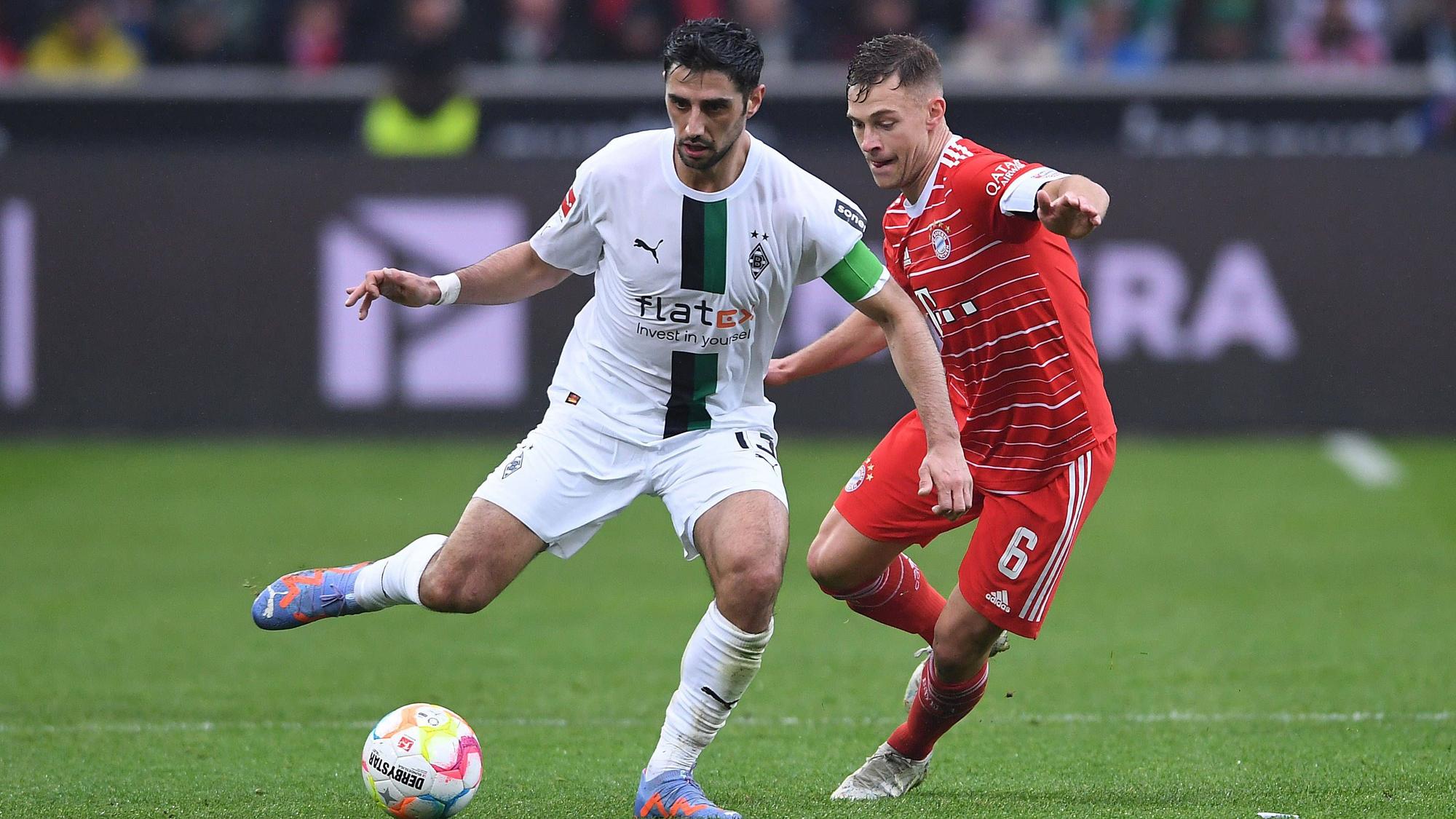 Borussia Mönchengladbach hat am Samstag (18. Februar 2023) 3:2 gegen den FC Bayern München gewonnen. Das Foto zeigt VfL-Kapitän Lars Stindl (l.) im Zweikampf mit Bayerns Joshua Kimmich (r.).