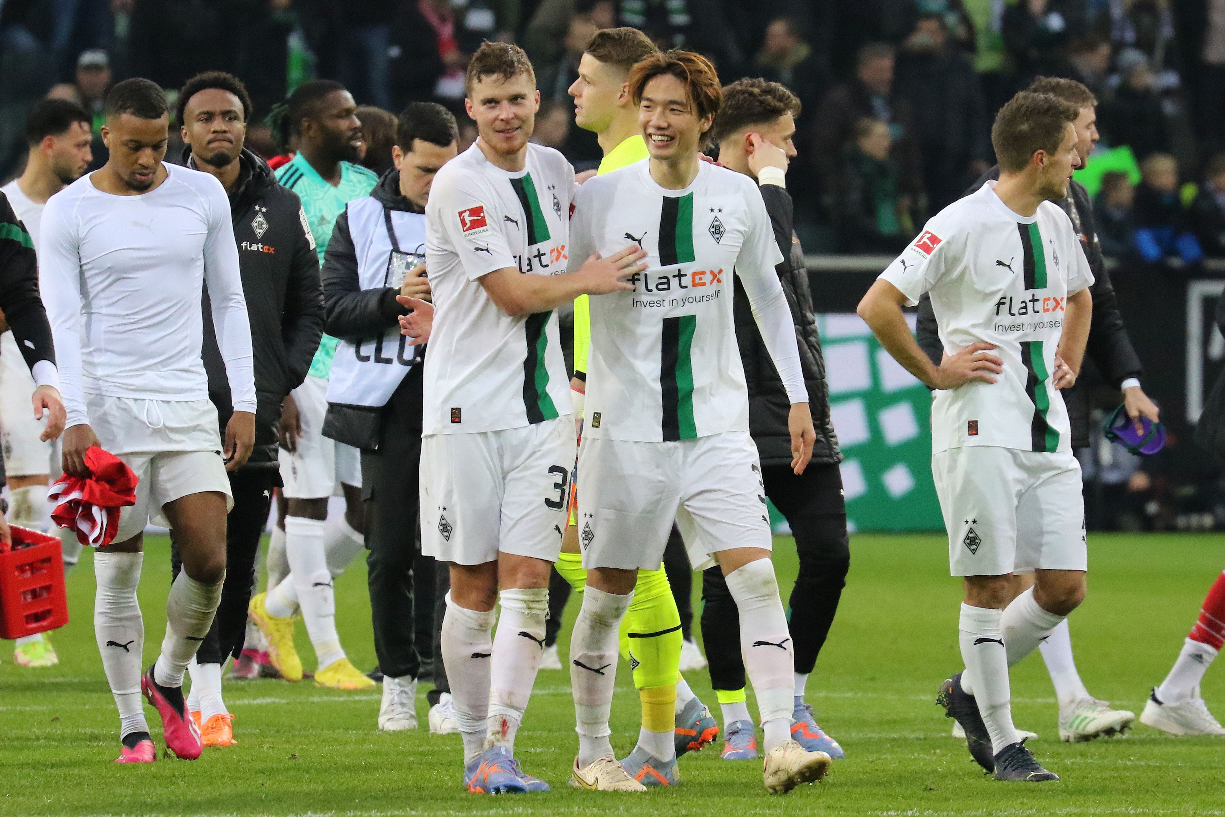 Das Team von Borussia Mönchengladbach nach dem 3:2-Sieg gegen den FC Bayern München am Samstag (18. Februar 2023).